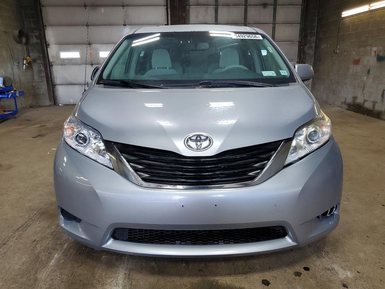 2014 Toyota Sienna Le Silver vin: 5TDJK3DC1ES090560