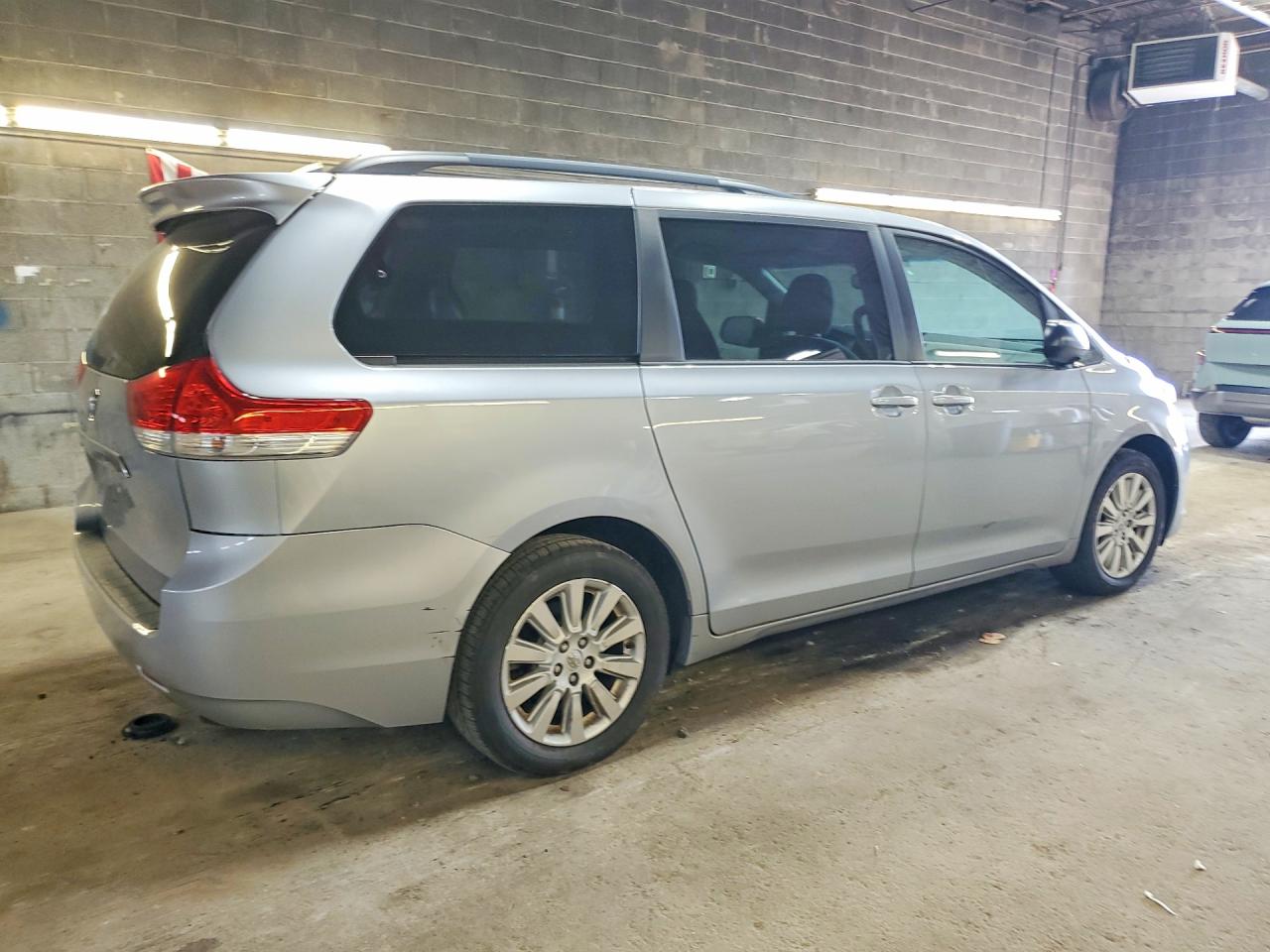 2014 Toyota Sienna Le Silver vin: 5TDJK3DC1ES090560
