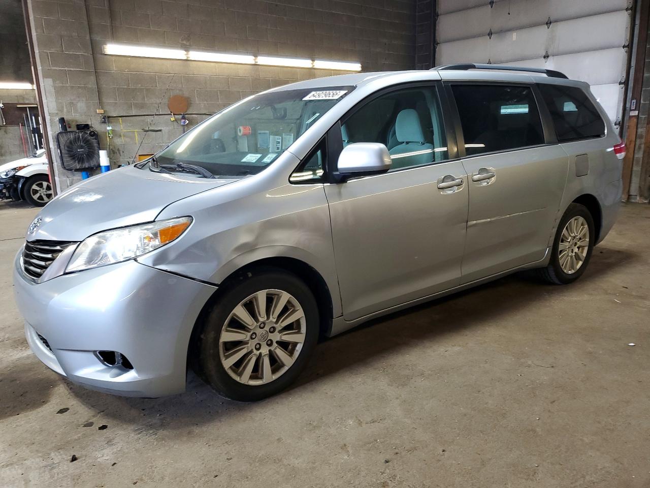 2014 Toyota Sienna Le Серебряный vin: 5TDJK3DC1ES090560