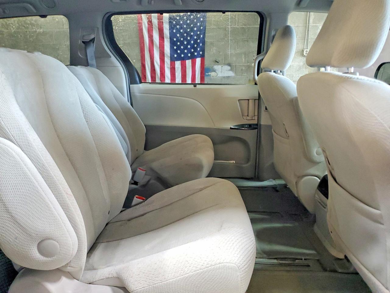 2014 Toyota Sienna Le Silver vin: 5TDJK3DC1ES090560
