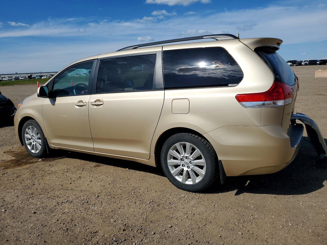 2011 Toyota Sienna Le Gold vin: 5TDJK3DC2BS009593