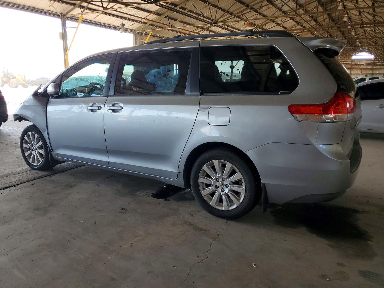 2011 Toyota Sienna Le Серебряный vin: 5TDJK3DC2BS019394