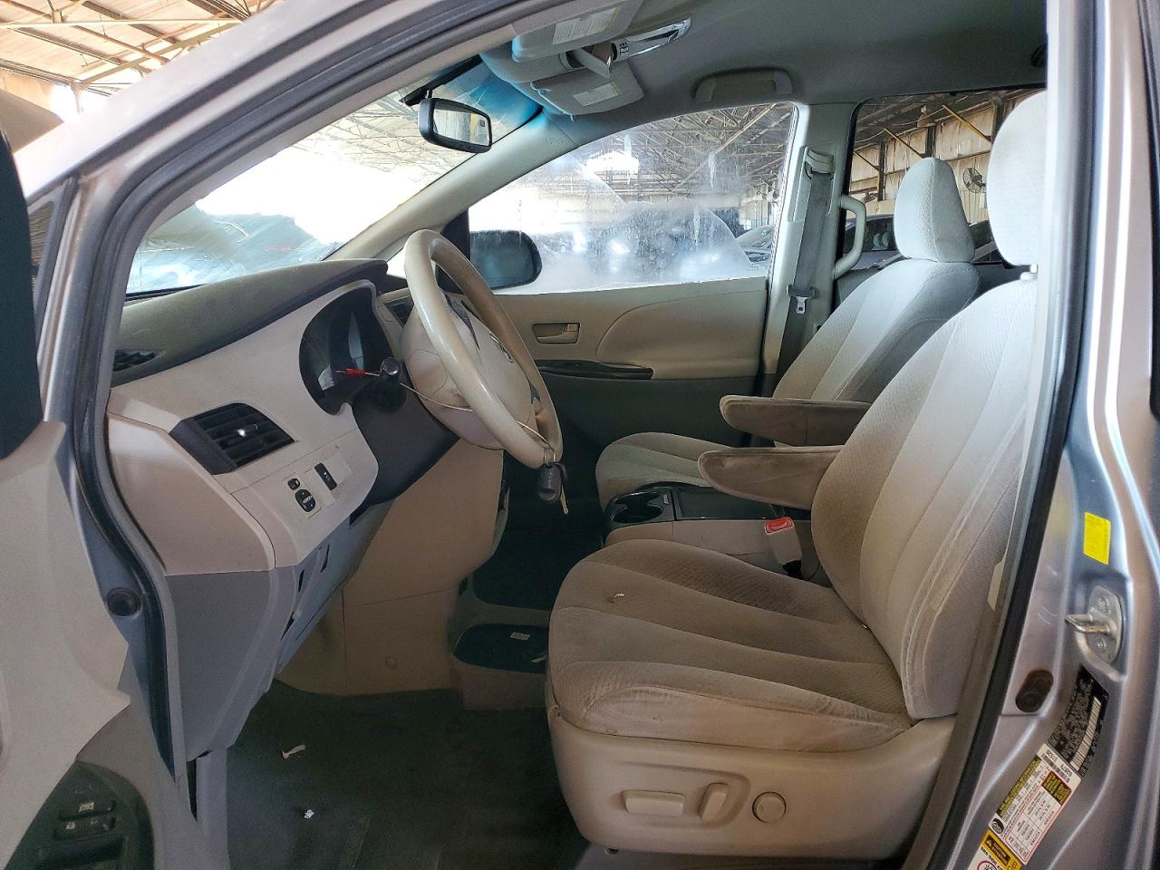 2011 Toyota Sienna Le Серебряный vin: 5TDJK3DC2BS019394