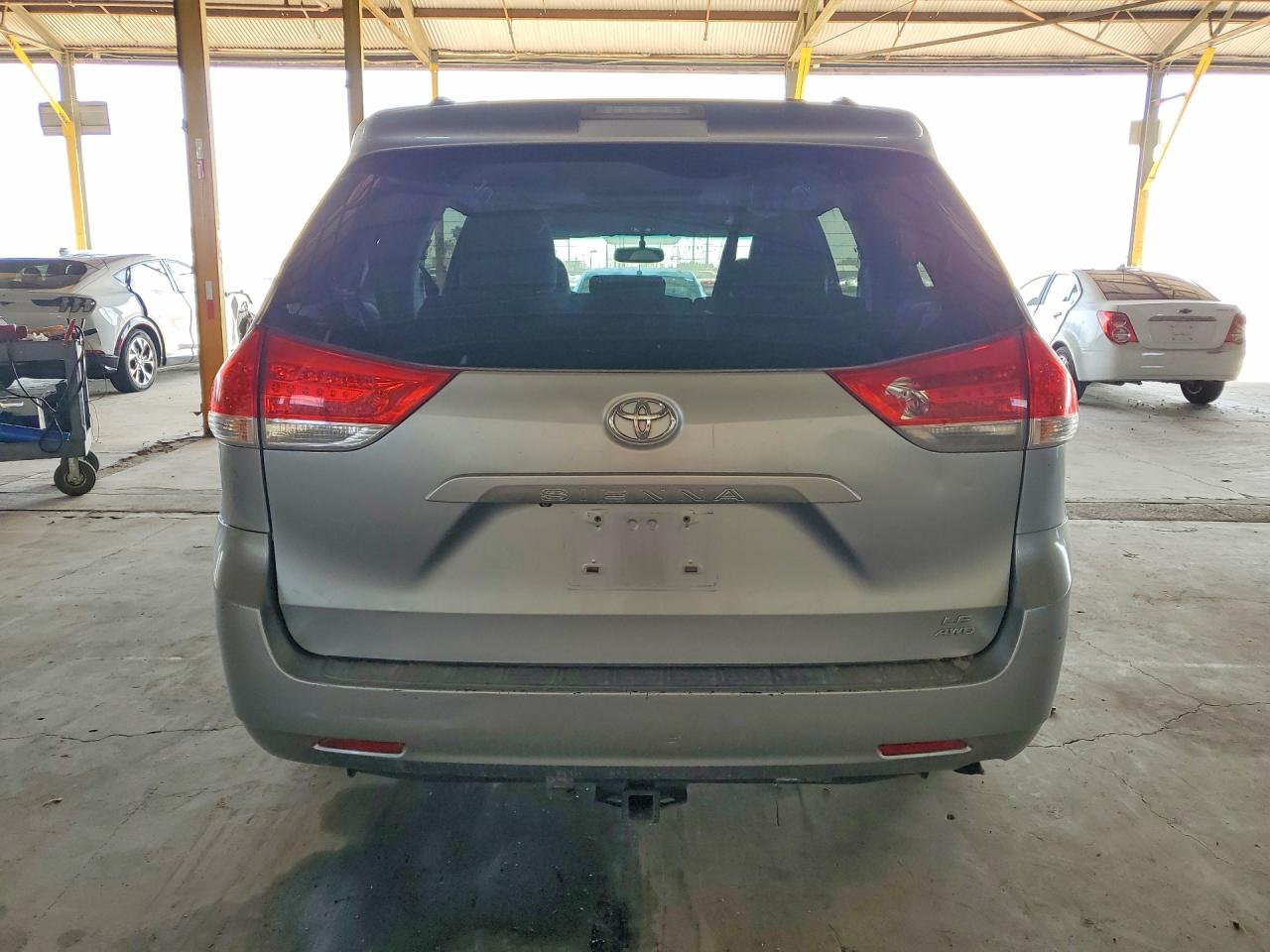 2011 Toyota Sienna Le Серебряный vin: 5TDJK3DC2BS019394