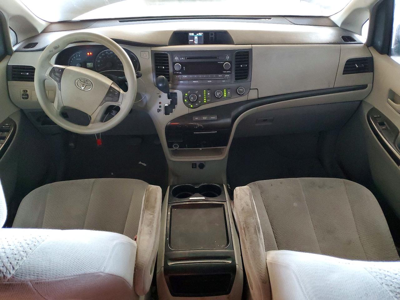 2011 Toyota Sienna Le Серебряный vin: 5TDJK3DC2BS019394