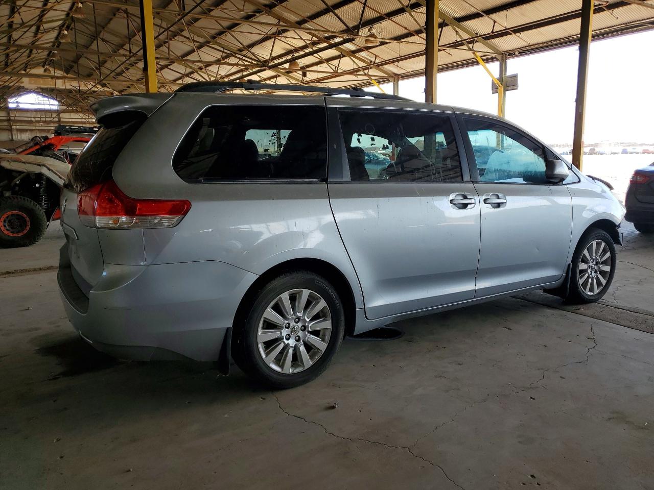 2011 Toyota Sienna Le Серебряный vin: 5TDJK3DC2BS019394