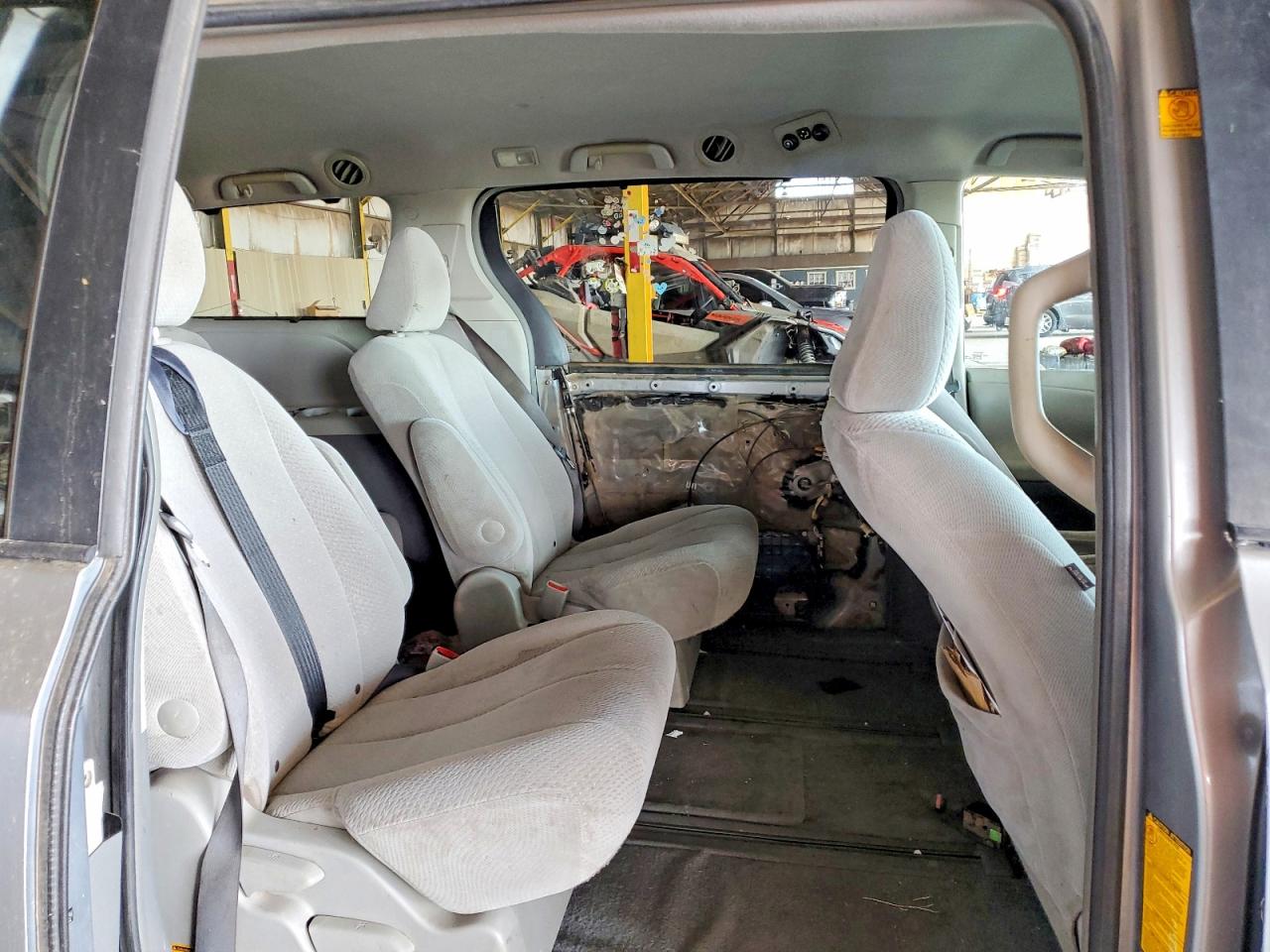 2011 Toyota Sienna Le Серебряный vin: 5TDJK3DC2BS019394