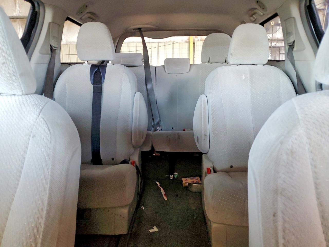 2011 Toyota Sienna Le Серебряный vin: 5TDJK3DC2BS019394