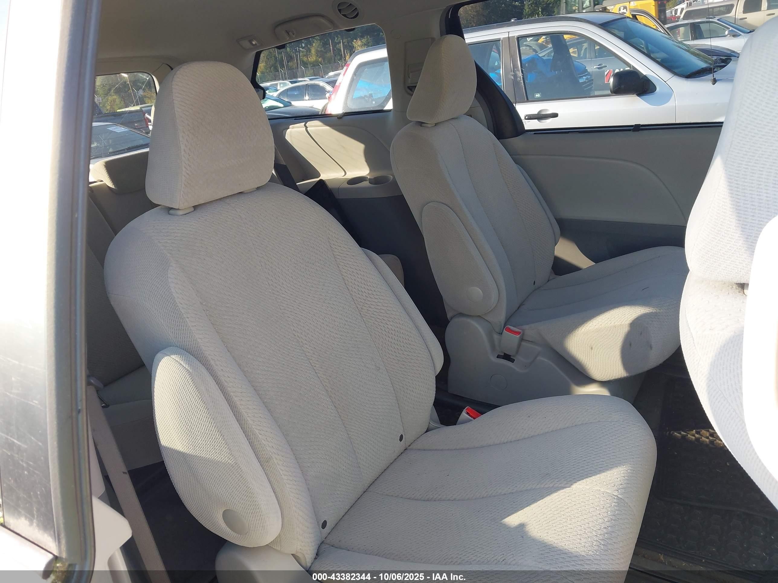2012 Toyota Sienna Le 7 Passenger White vin: 5TDJK3DC2CS040859