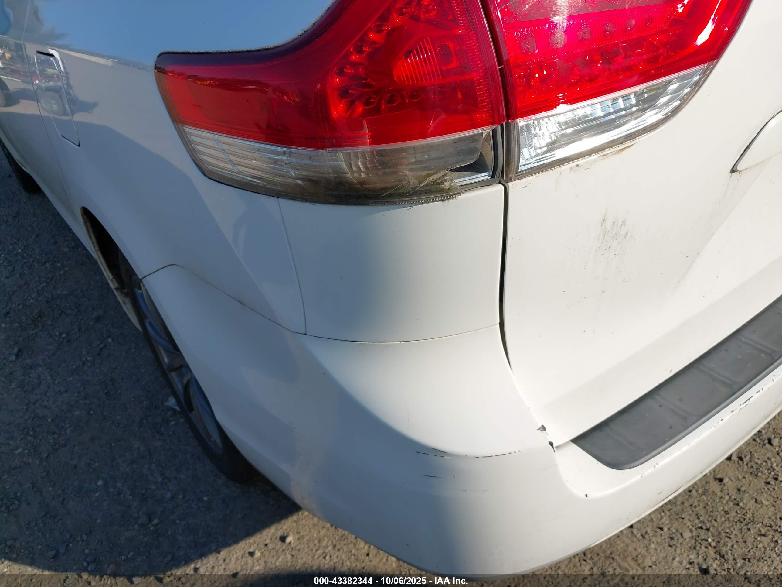 2012 Toyota Sienna Le 7 Passenger White vin: 5TDJK3DC2CS040859