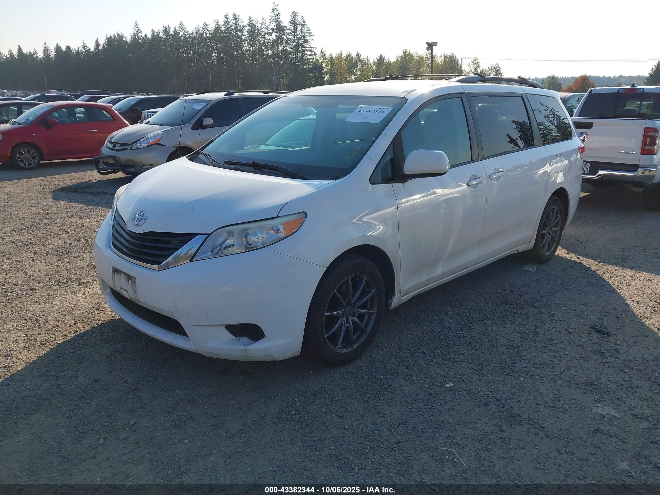 2012 Toyota Sienna Le 7 Passenger White vin: 5TDJK3DC2CS040859