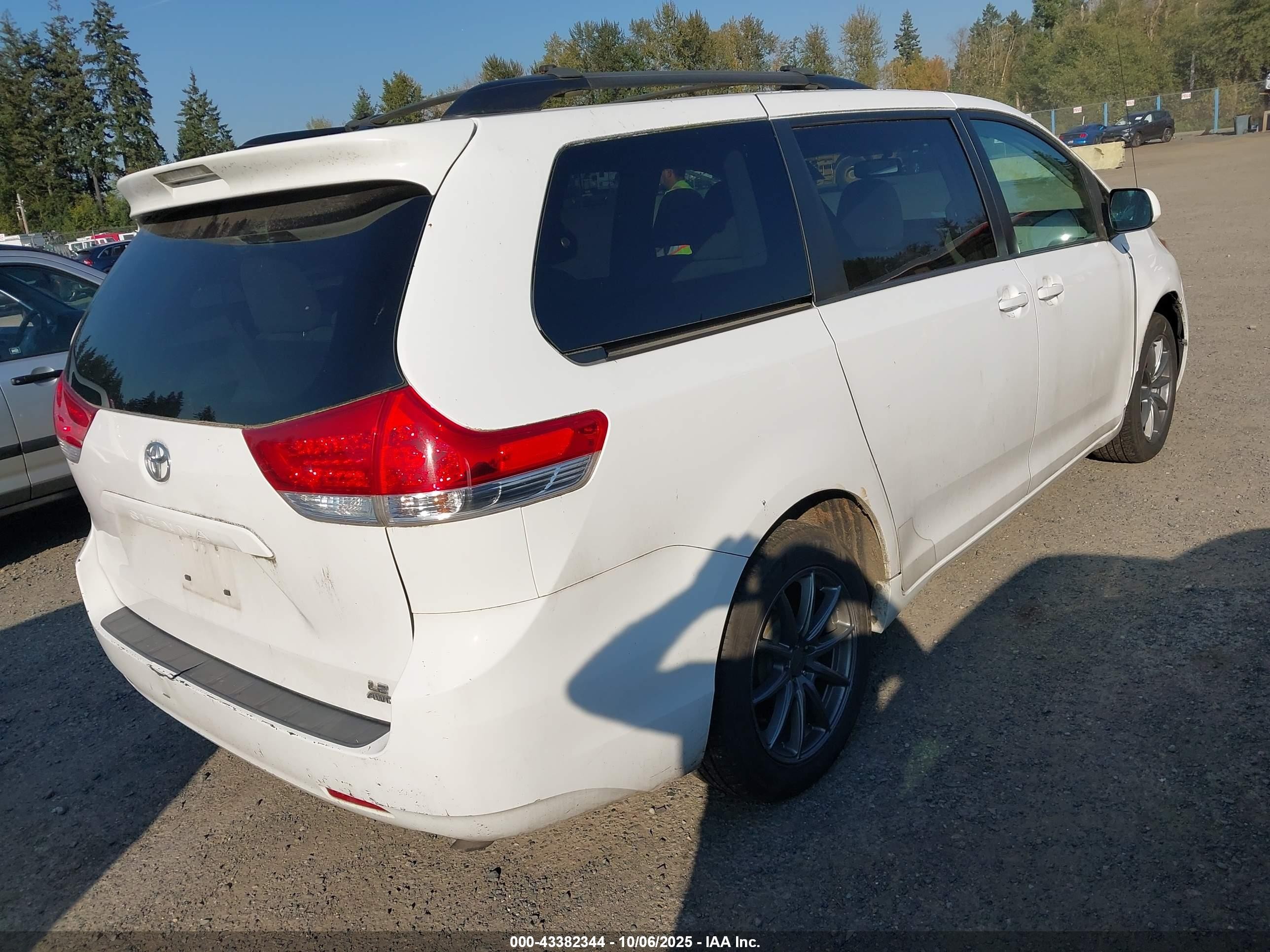 2012 Toyota Sienna Le 7 Passenger White vin: 5TDJK3DC2CS040859