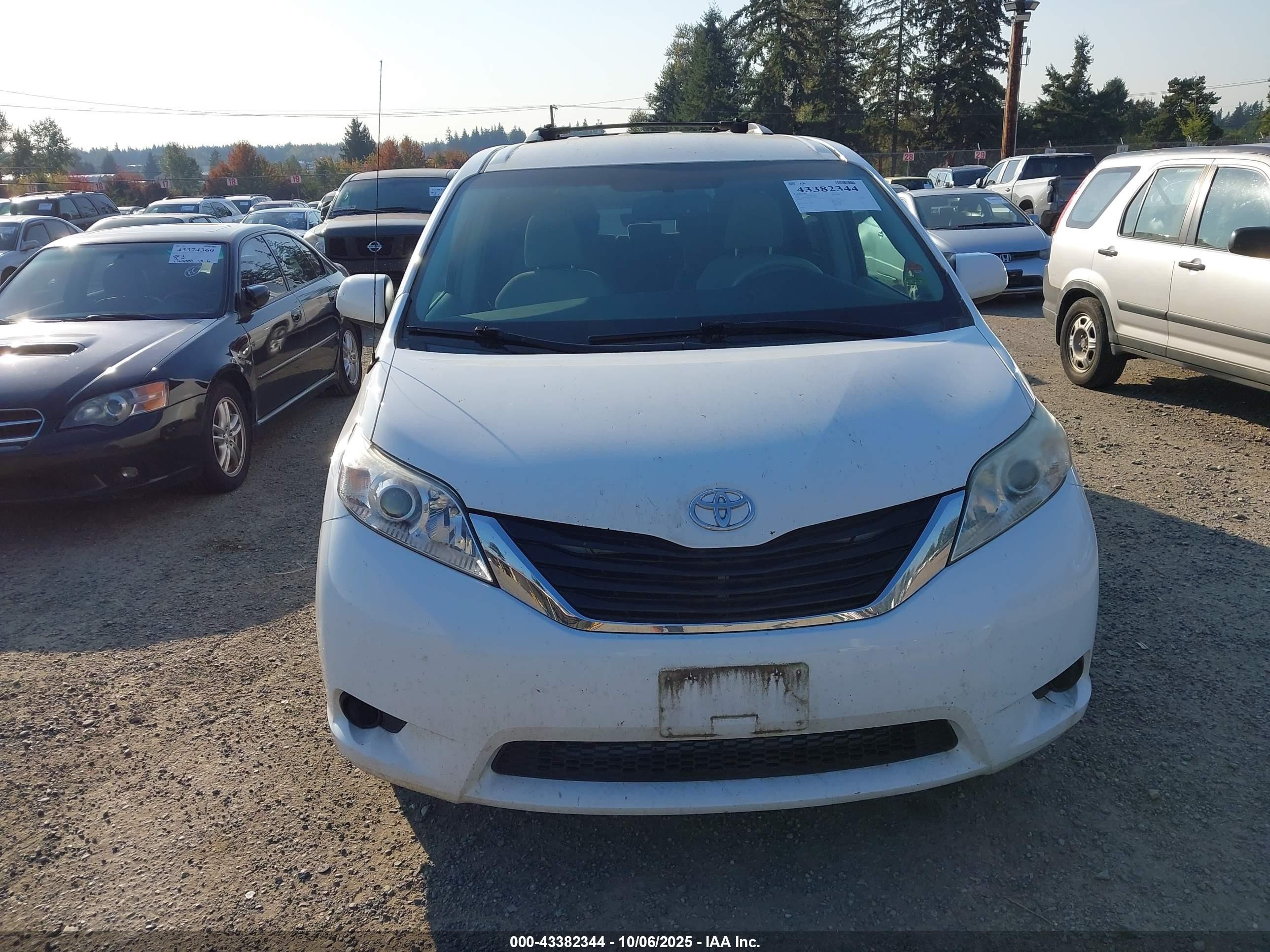 2012 Toyota Sienna Le 7 Passenger White vin: 5TDJK3DC2CS040859