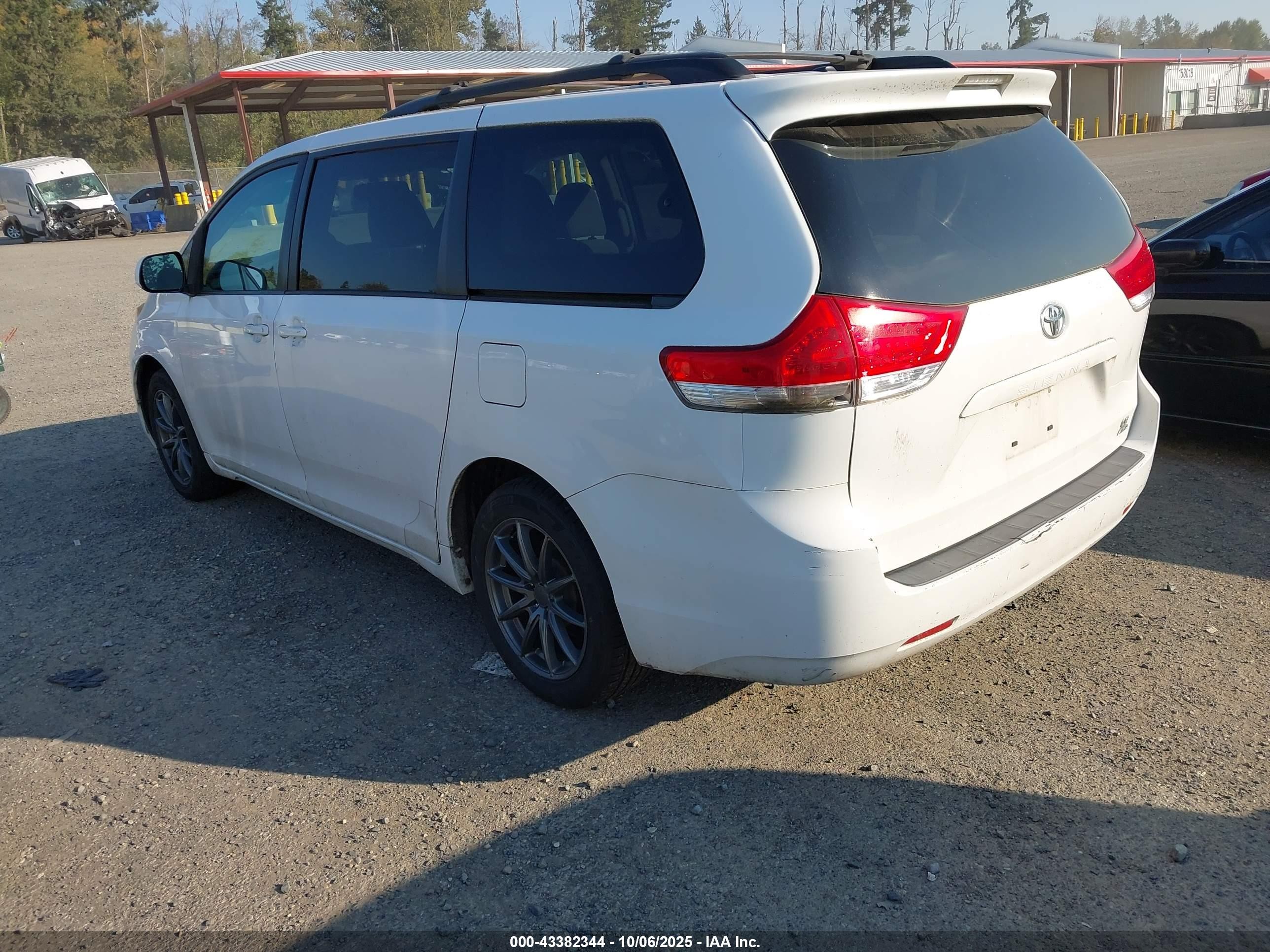 2012 Toyota Sienna Le 7 Passenger White vin: 5TDJK3DC2CS040859