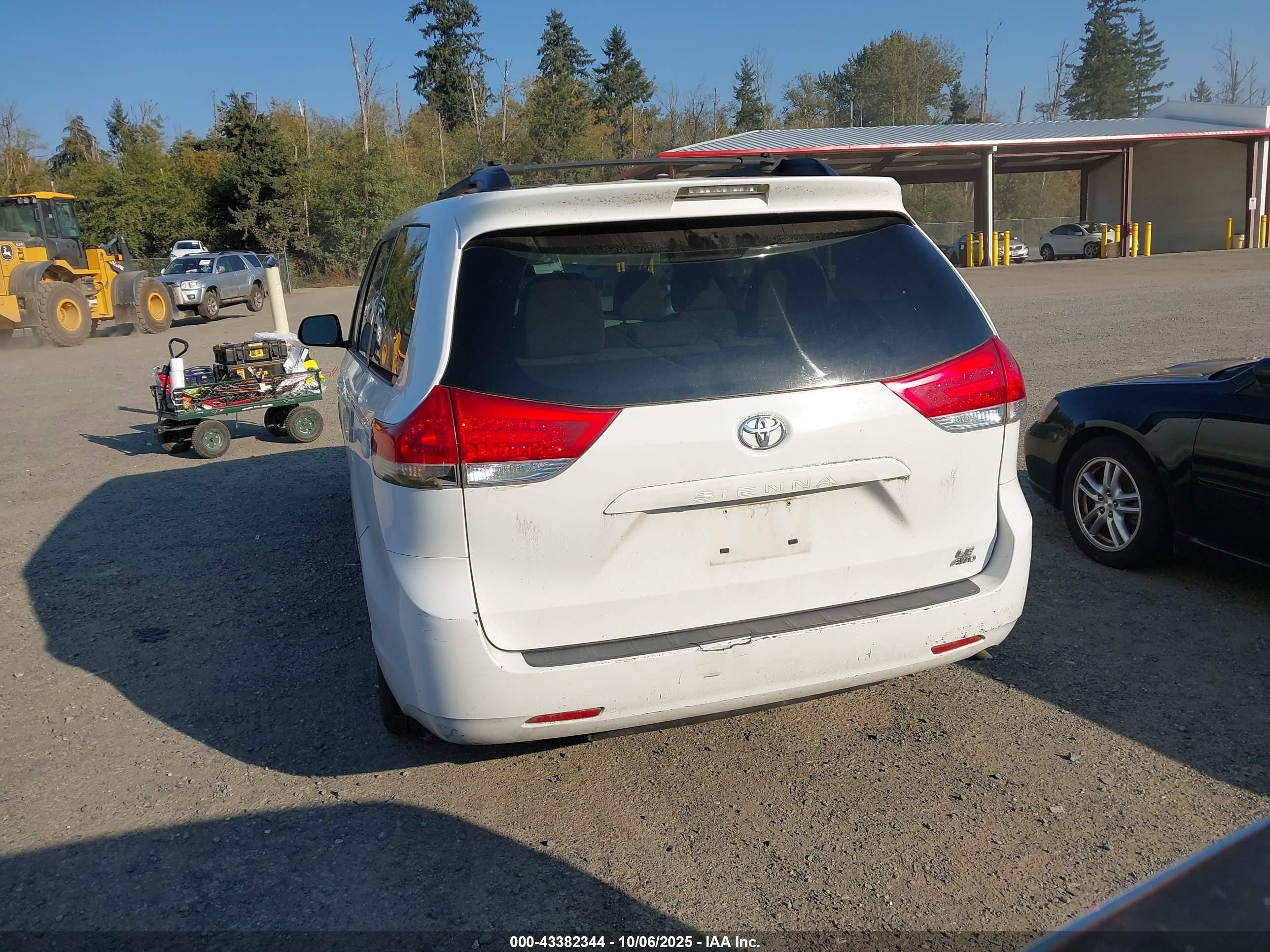 2012 Toyota Sienna Le 7 Passenger White vin: 5TDJK3DC2CS040859