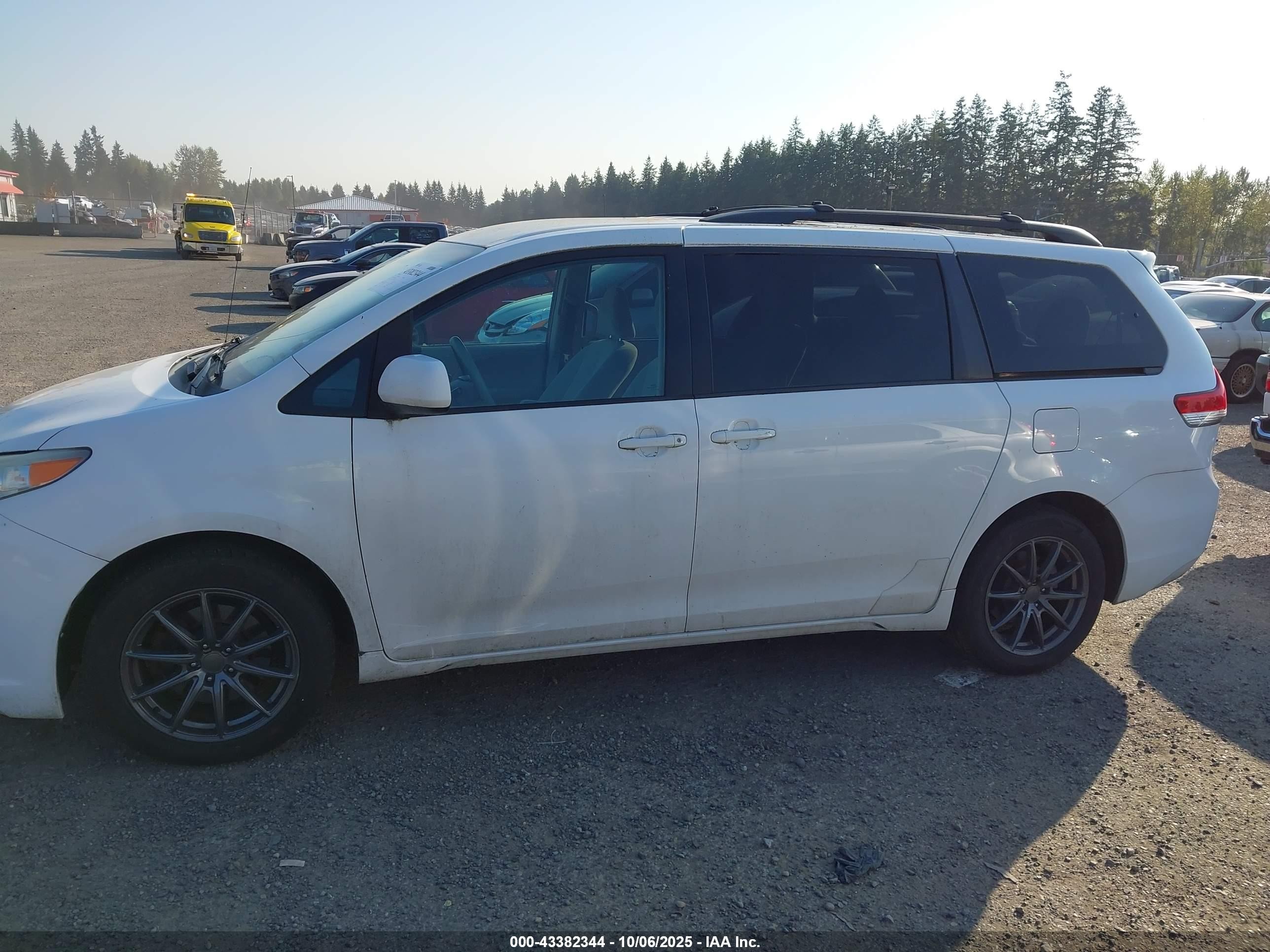 2012 Toyota Sienna Le 7 Passenger White vin: 5TDJK3DC2CS040859