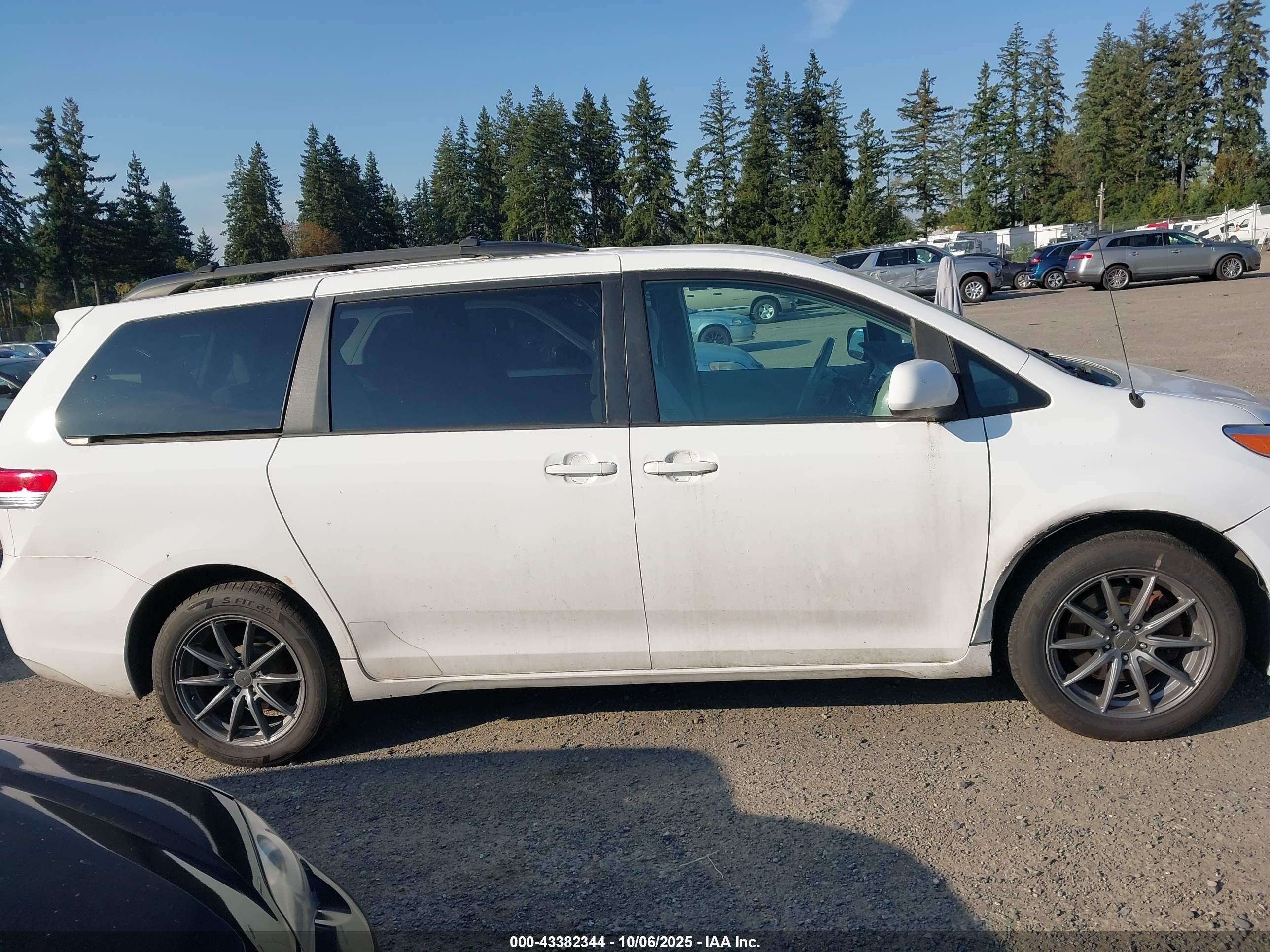 2012 Toyota Sienna Le 7 Passenger White vin: 5TDJK3DC2CS040859