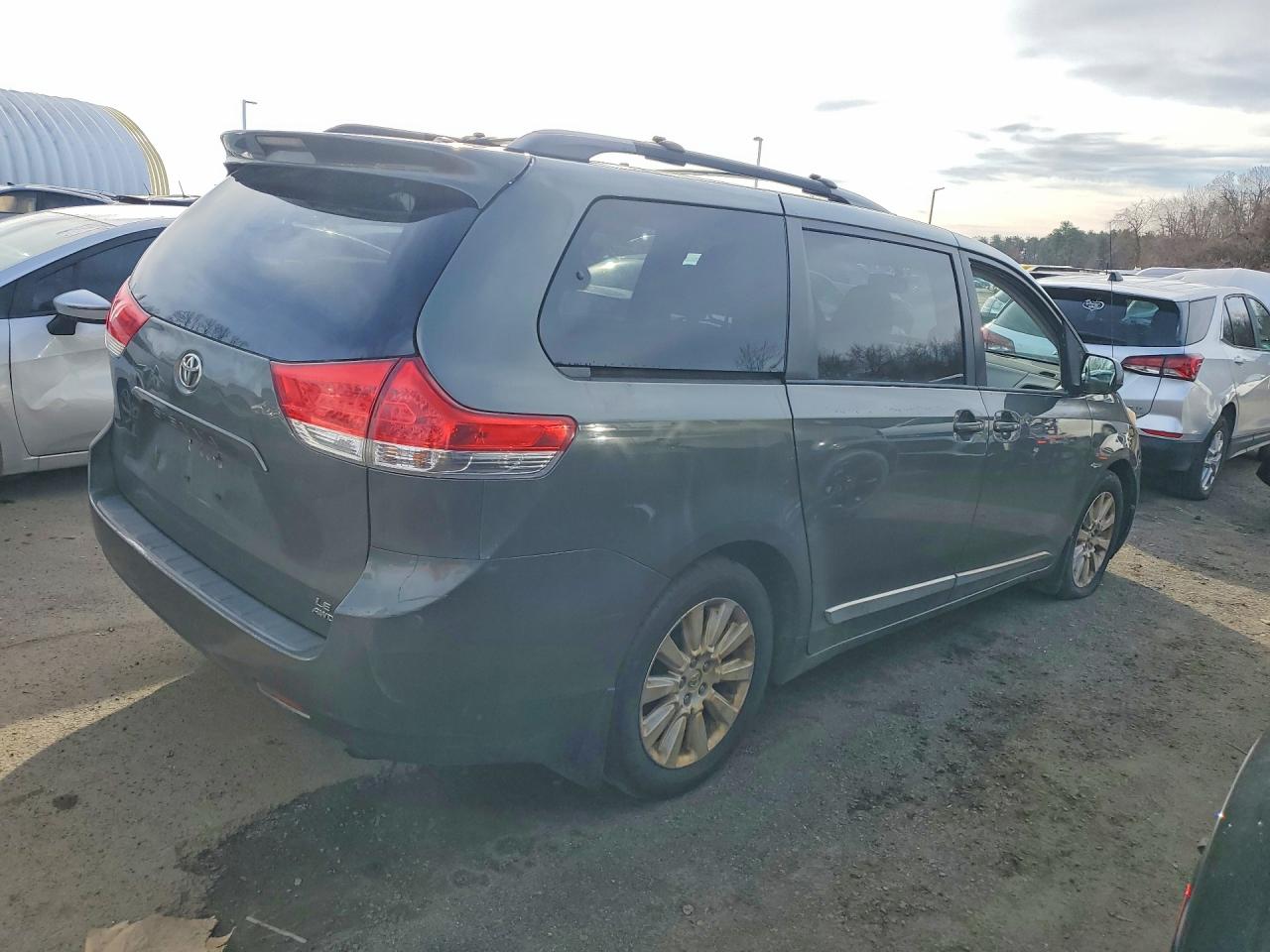 2013 Toyota Sienna Le 7-passenger Green vin: 5TDJK3DC2DS060224