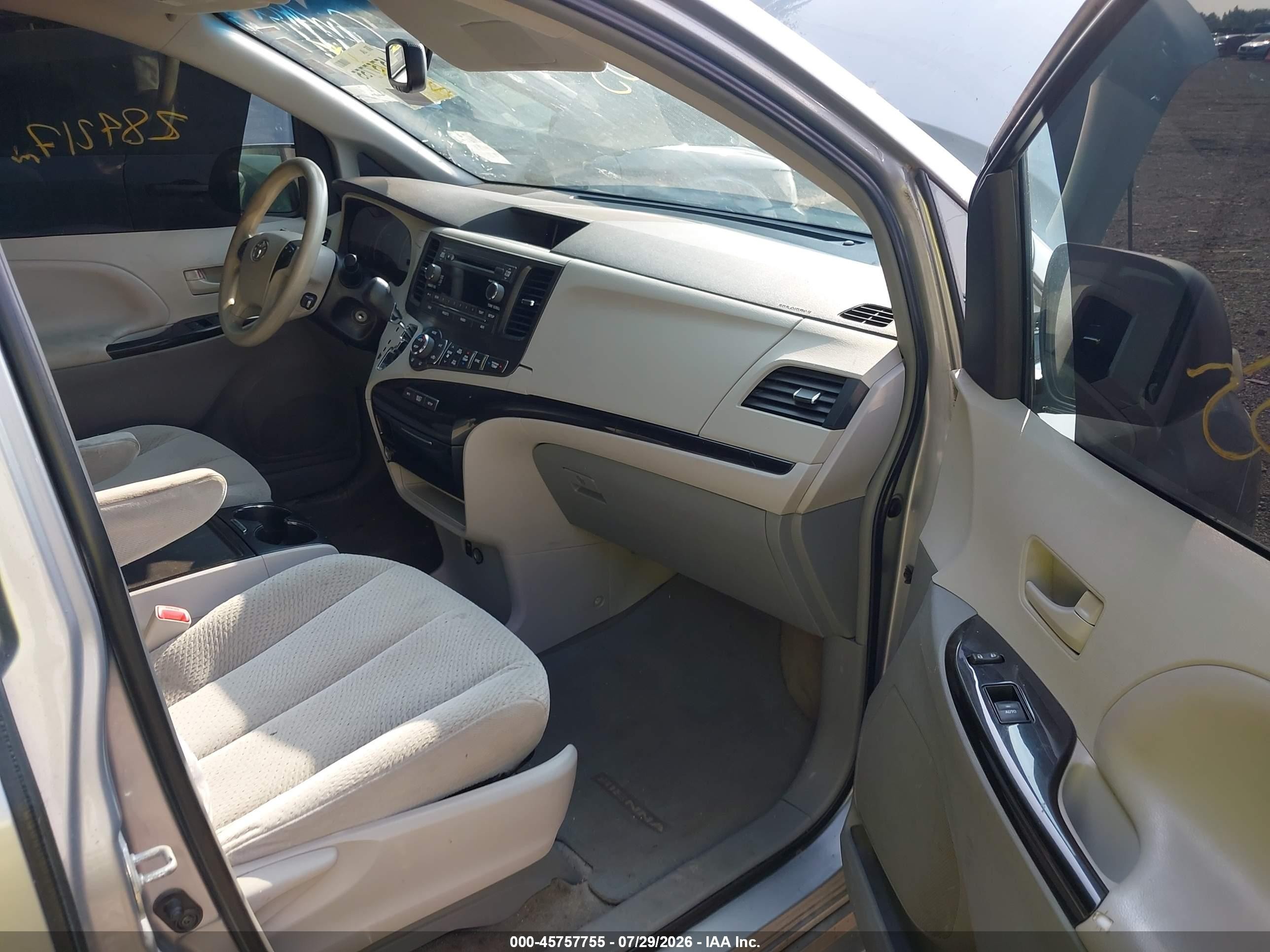 2014 Toyota Sienna Le 7 Passenger Silver vin: 5TDJK3DC2ES089031