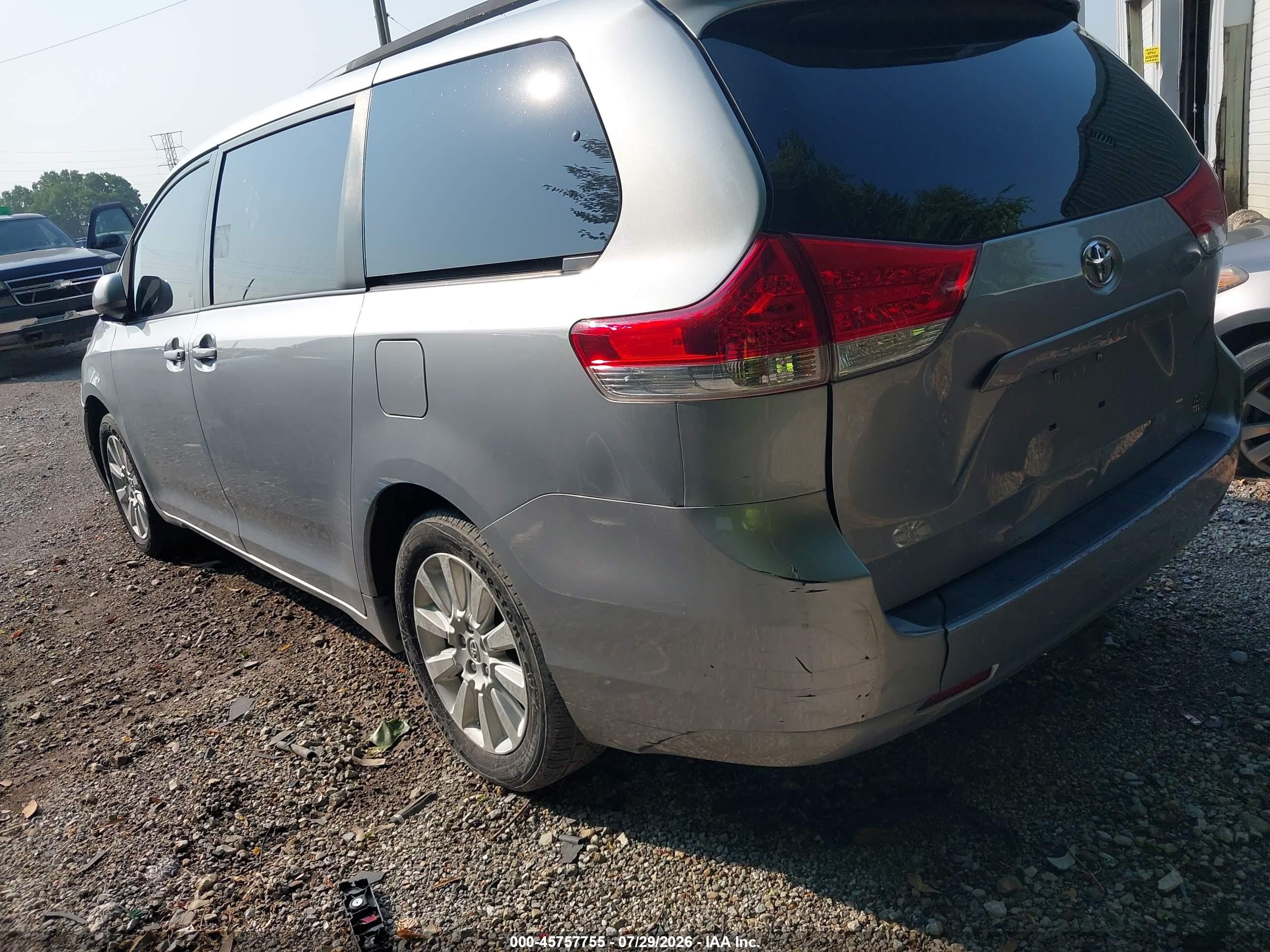 2014 Toyota Sienna Le 7 Passenger Silver vin: 5TDJK3DC2ES089031