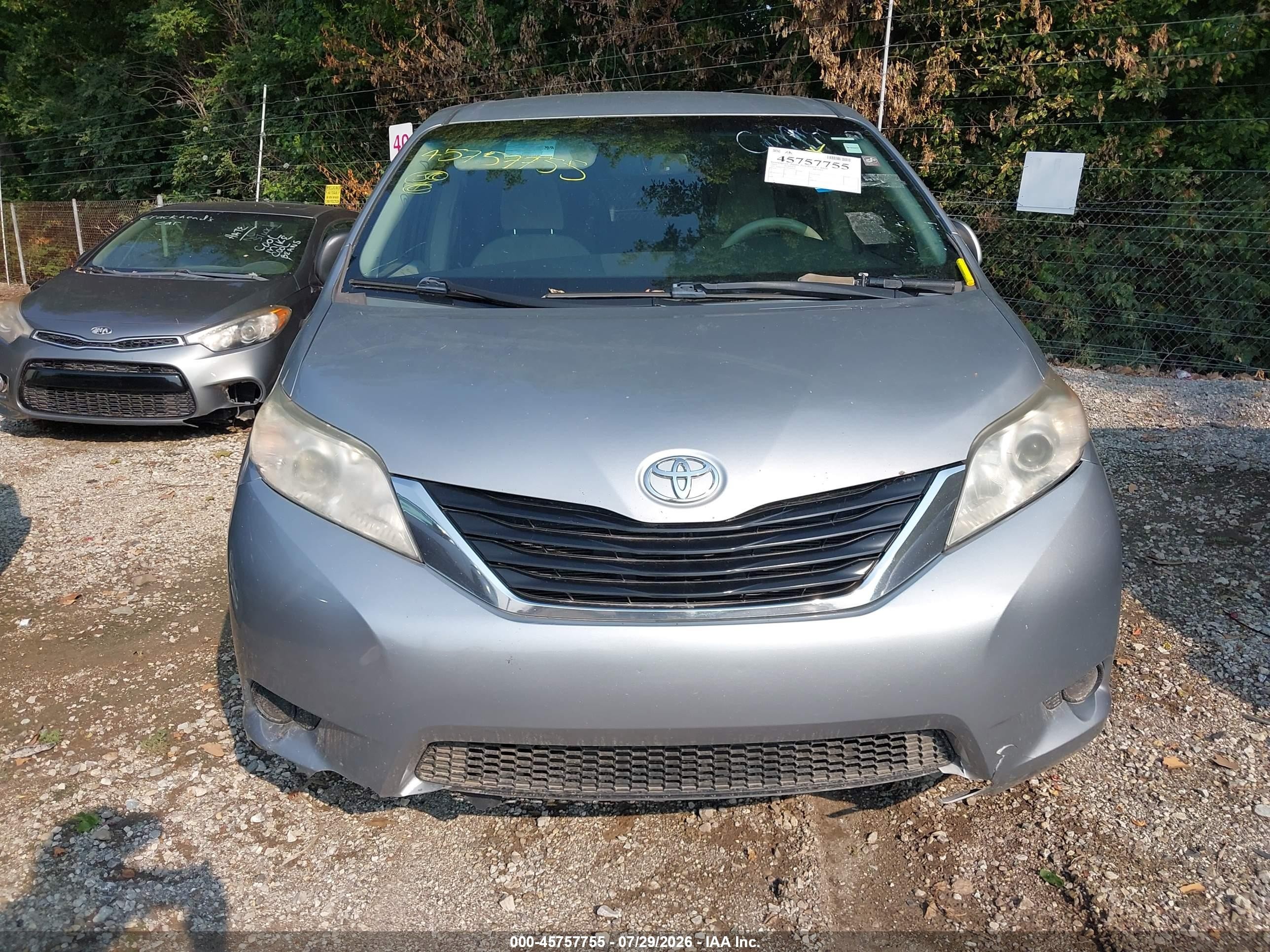 2014 Toyota Sienna Le 7 Passenger Silver vin: 5TDJK3DC2ES089031