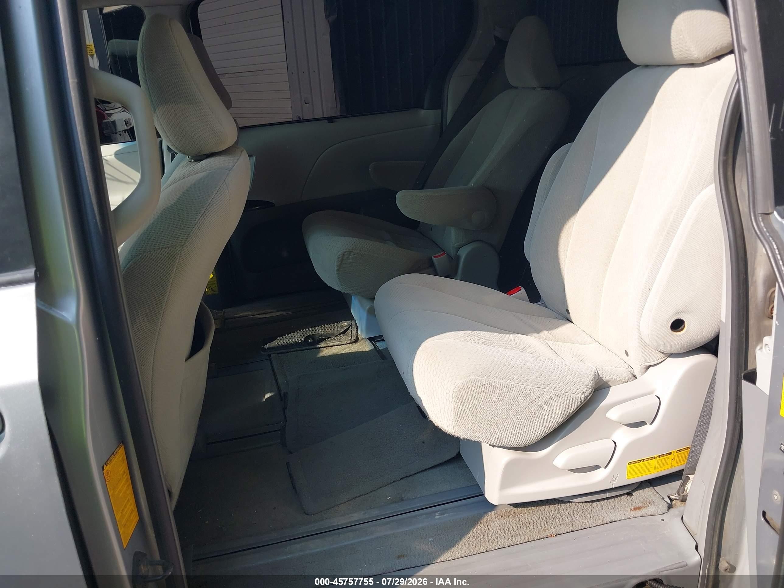 2014 Toyota Sienna Le 7 Passenger Silver vin: 5TDJK3DC2ES089031