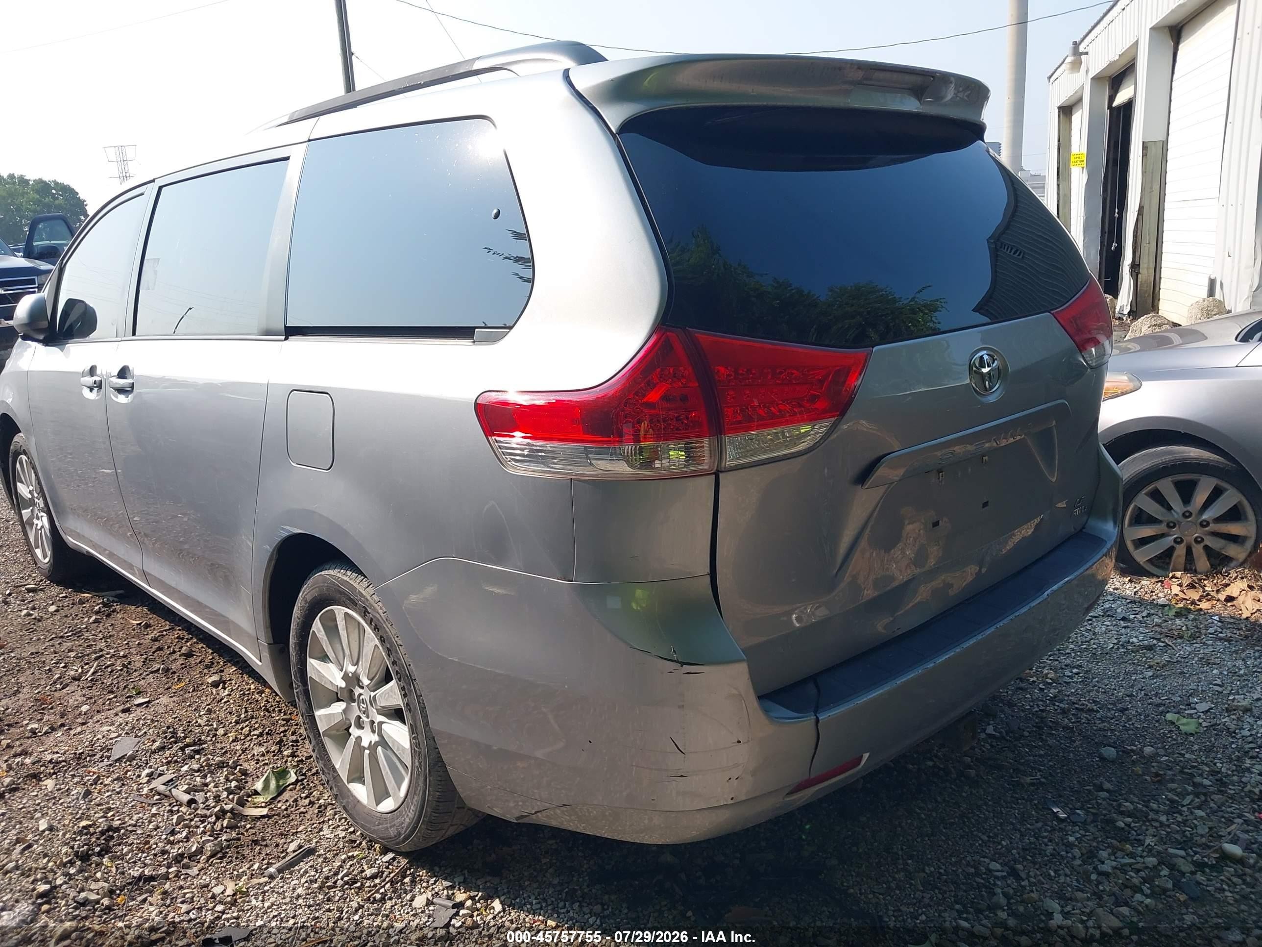 2014 Toyota Sienna Le 7 Passenger Silver vin: 5TDJK3DC2ES089031