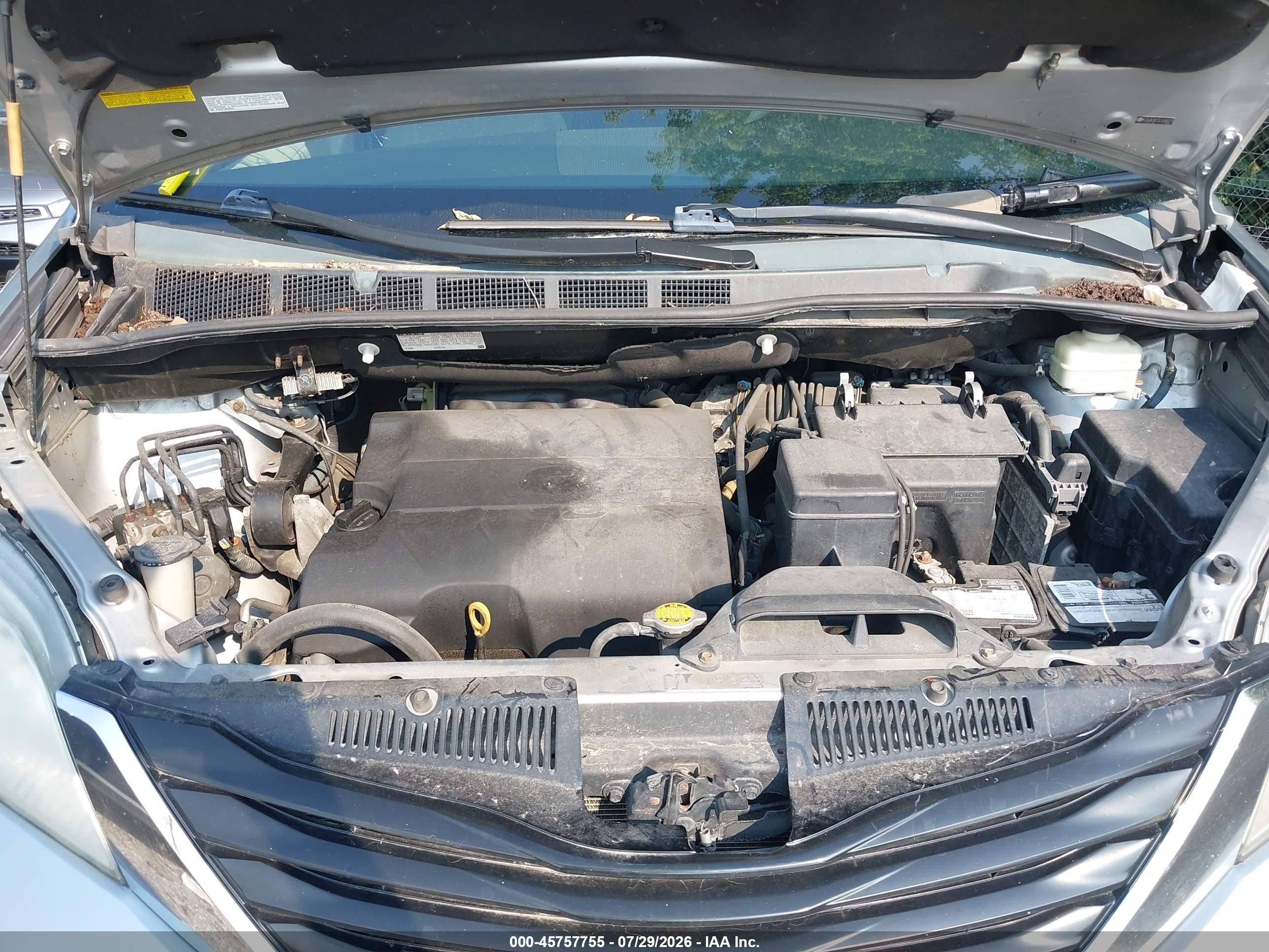 2014 Toyota Sienna Le 7 Passenger Silver vin: 5TDJK3DC2ES089031