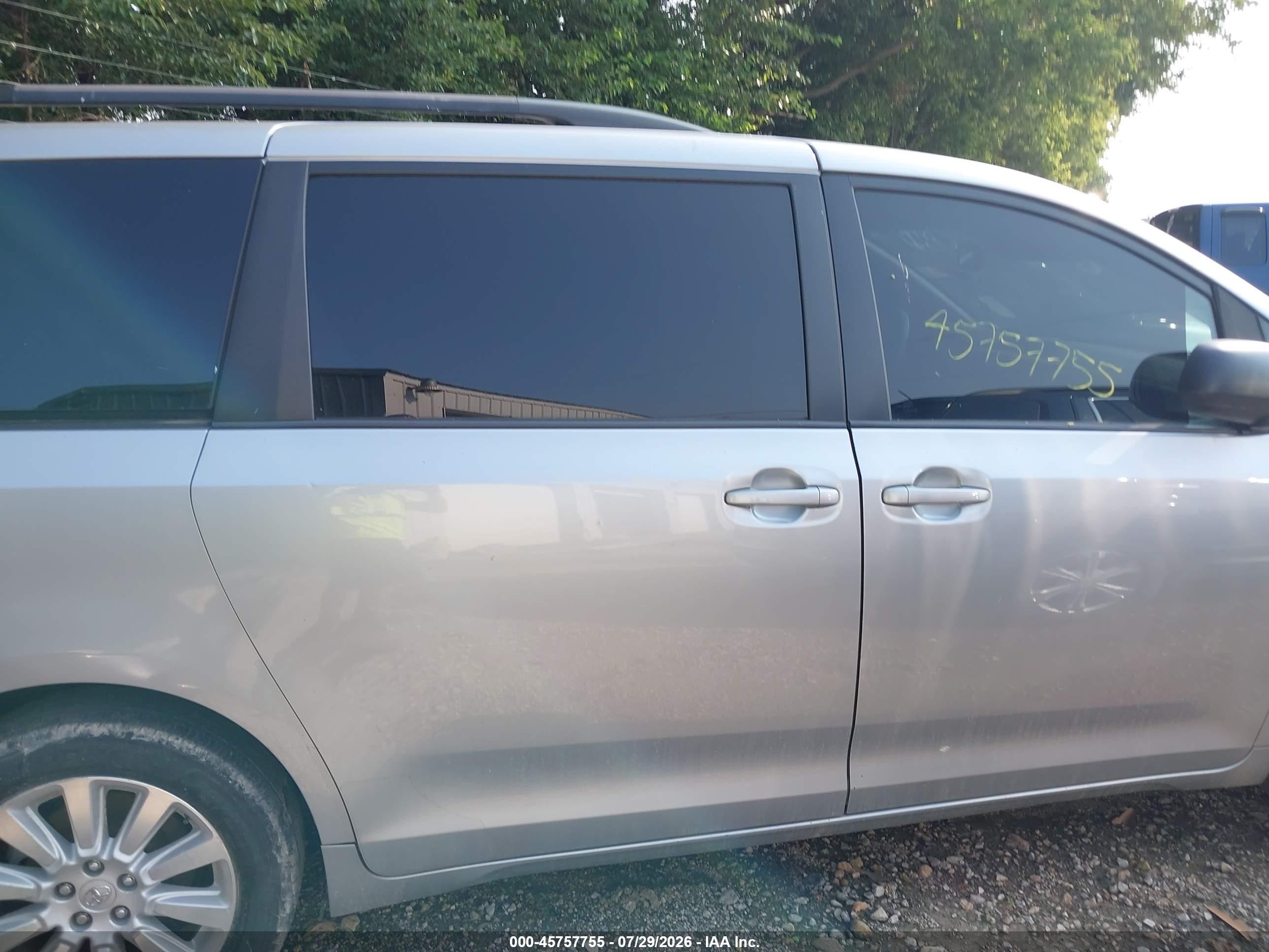 2014 Toyota Sienna Le 7 Passenger Silver vin: 5TDJK3DC2ES089031