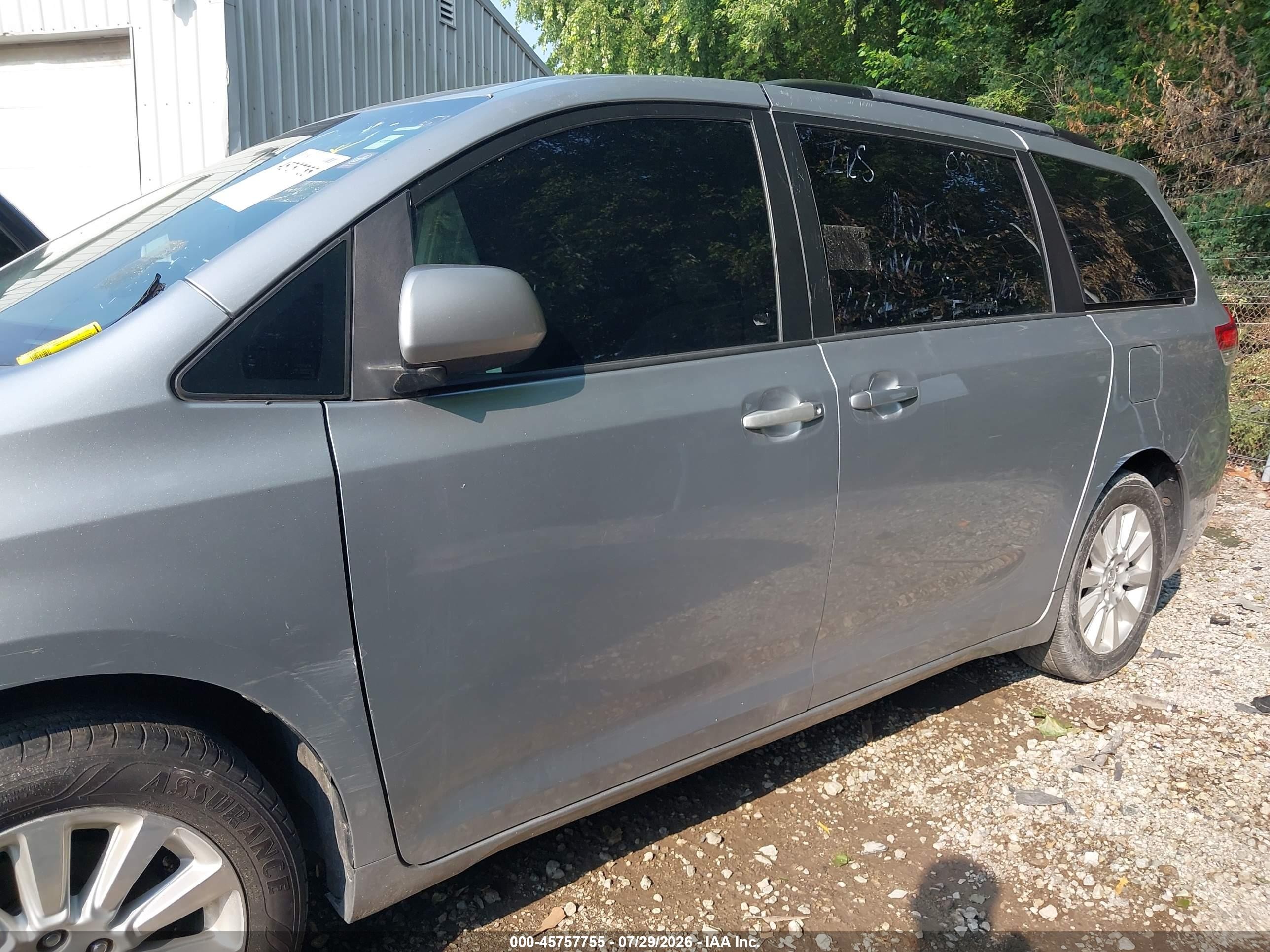 2014 Toyota Sienna Le 7 Passenger Silver vin: 5TDJK3DC2ES089031