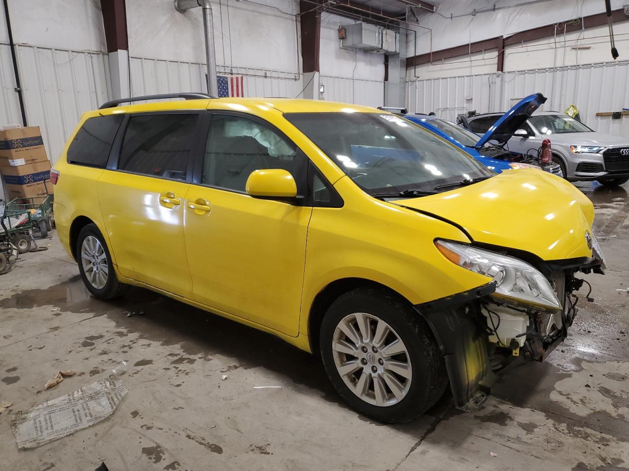 2015 Toyota Sienna Le Желтый vin: 5TDJK3DC2FS097860