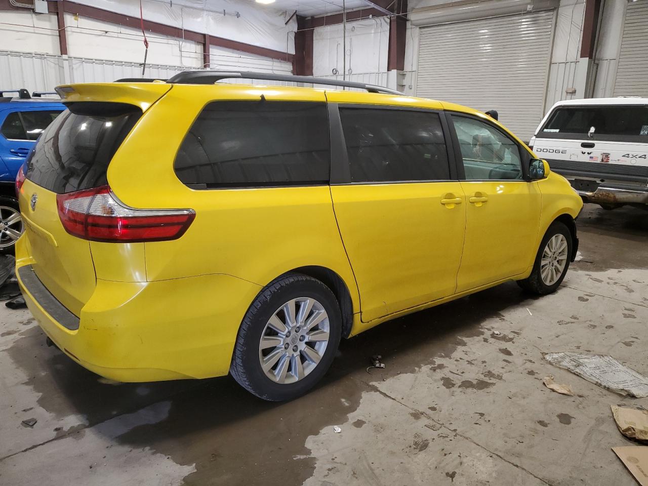 2015 Toyota Sienna Le Желтый vin: 5TDJK3DC2FS097860