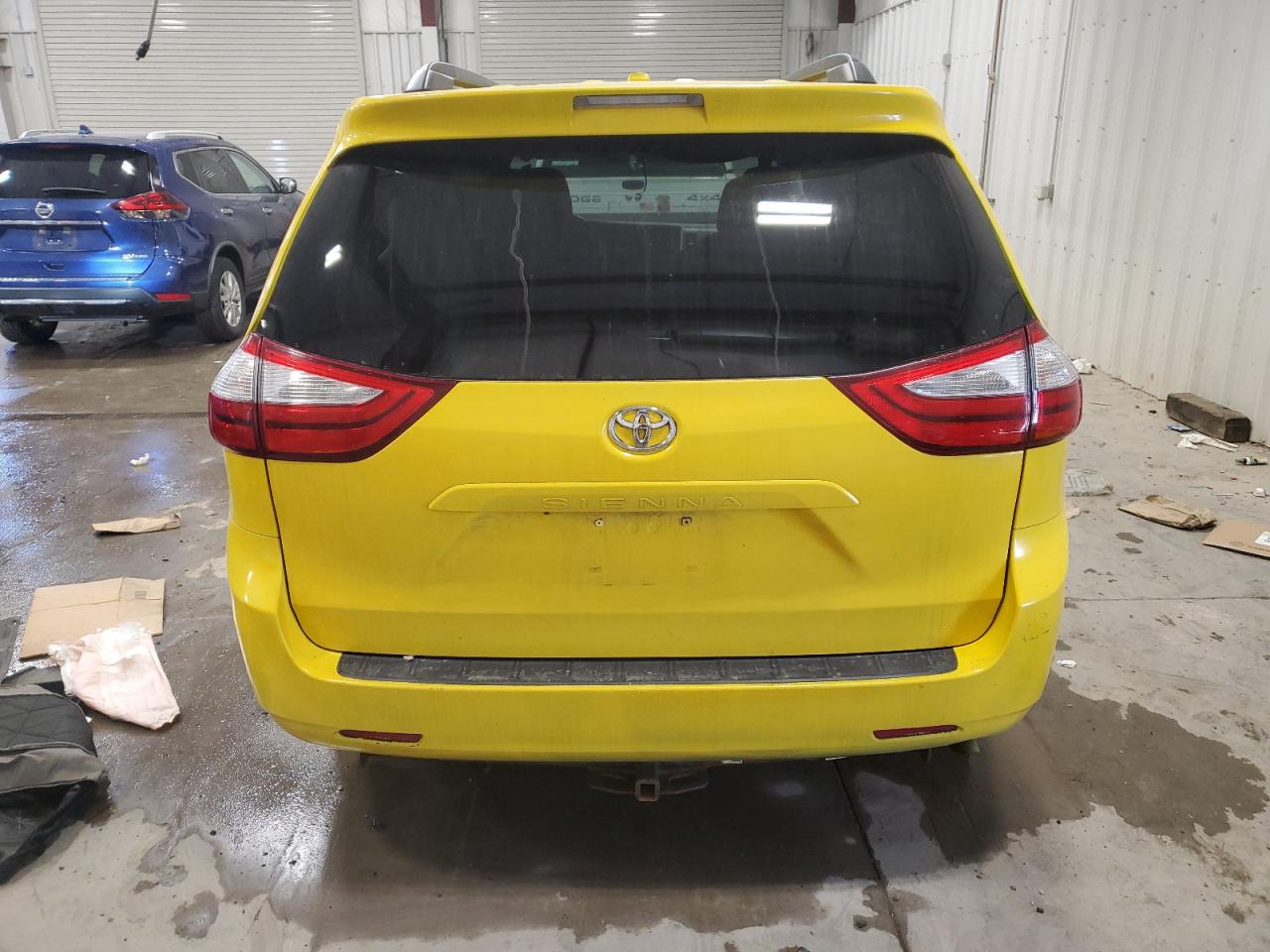 2015 Toyota Sienna Le Желтый vin: 5TDJK3DC2FS097860