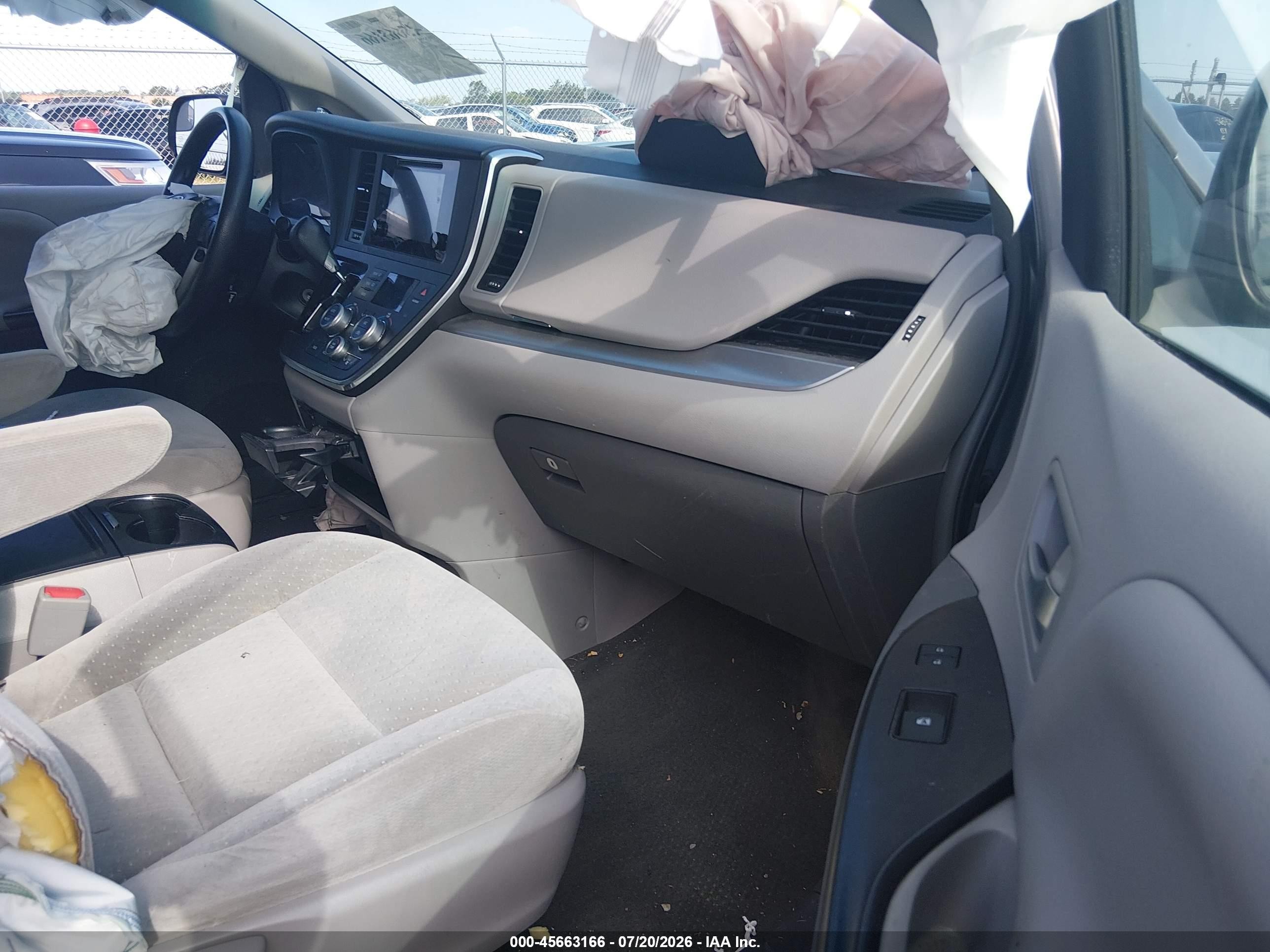 2015 Toyota Sienna Le 7 Passenger Silver vin: 5TDJK3DC2FS104273