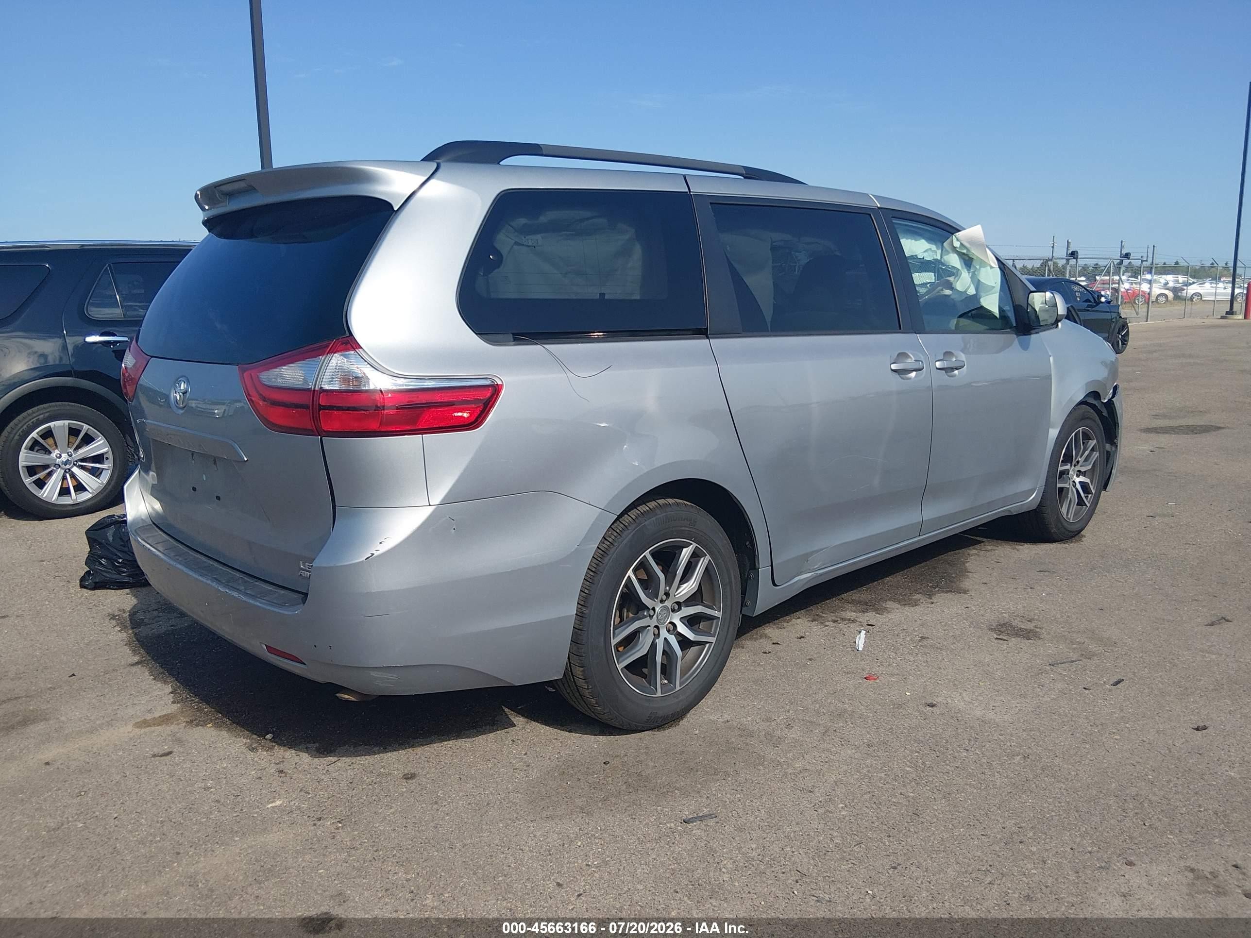 2015 Toyota Sienna Le 7 Passenger Silver vin: 5TDJK3DC2FS104273