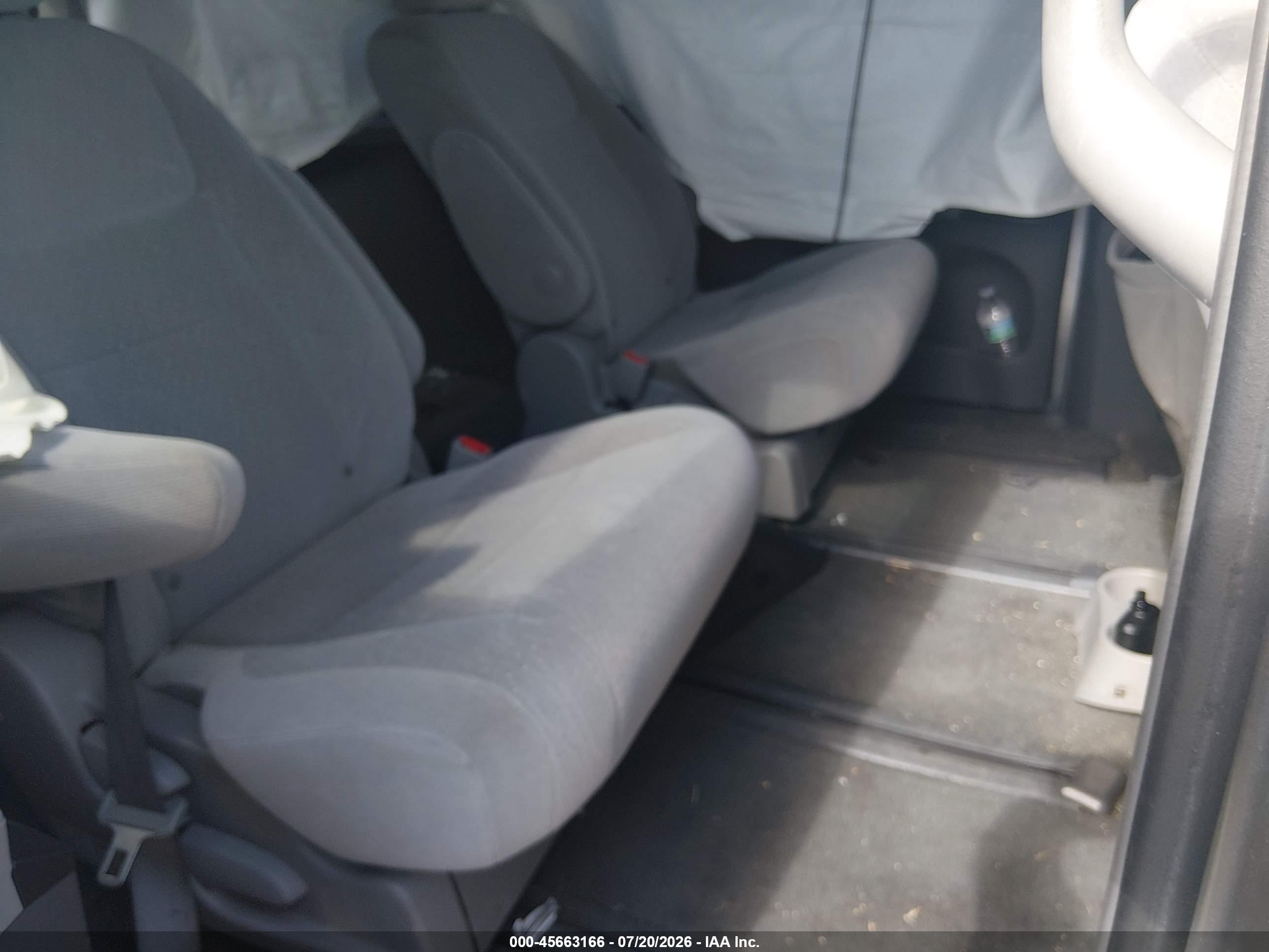 2015 Toyota Sienna Le 7 Passenger Silver vin: 5TDJK3DC2FS104273