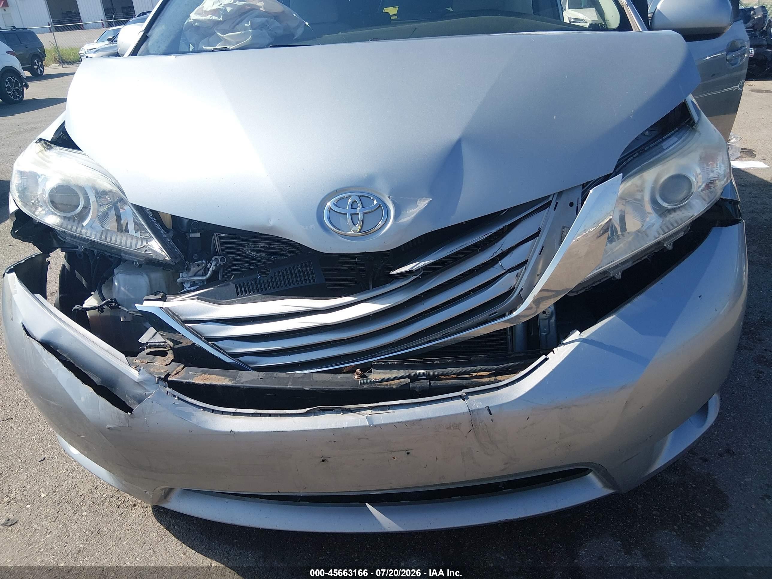 2015 Toyota Sienna Le 7 Passenger Silver vin: 5TDJK3DC2FS104273