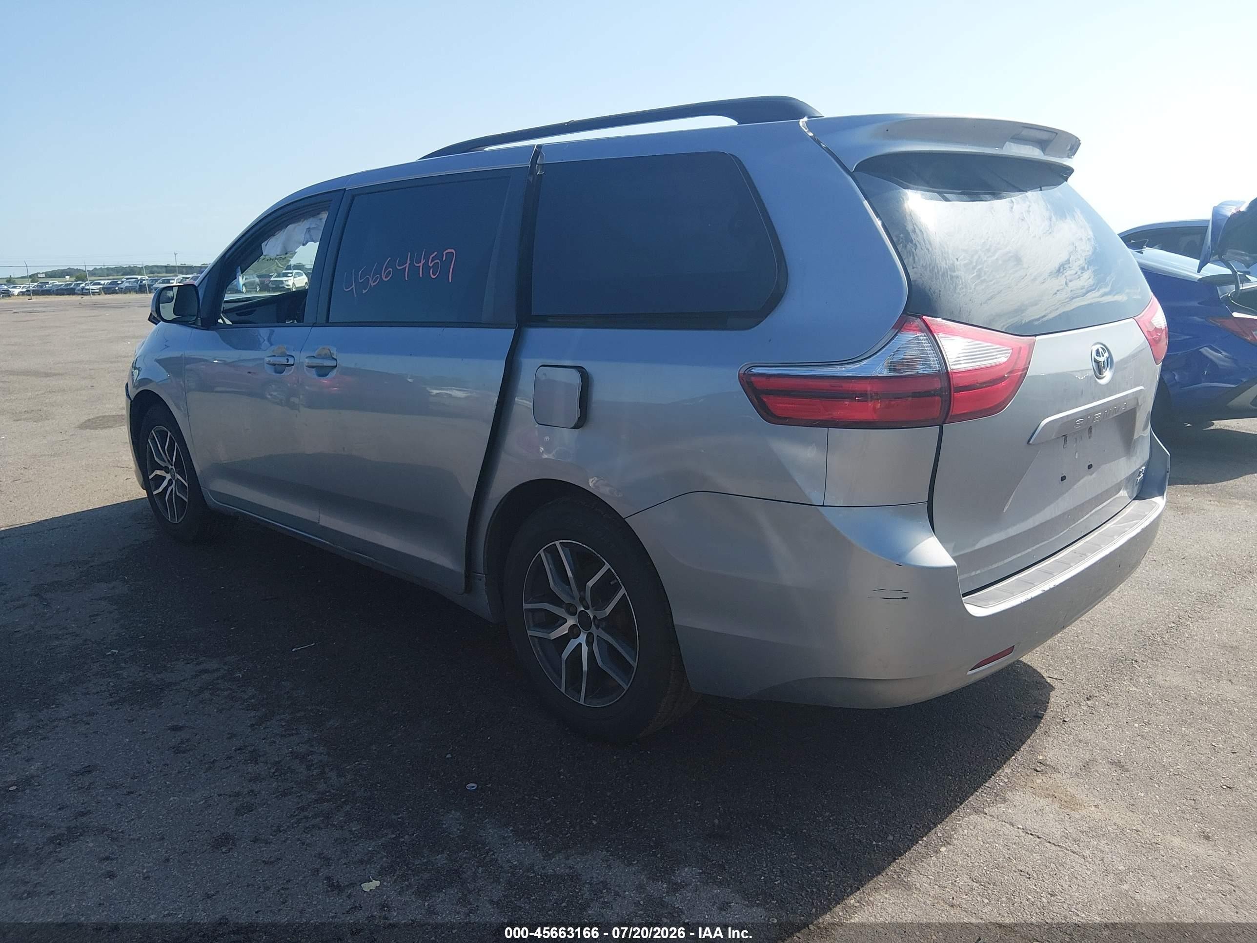 2015 Toyota Sienna Le 7 Passenger Silver vin: 5TDJK3DC2FS104273