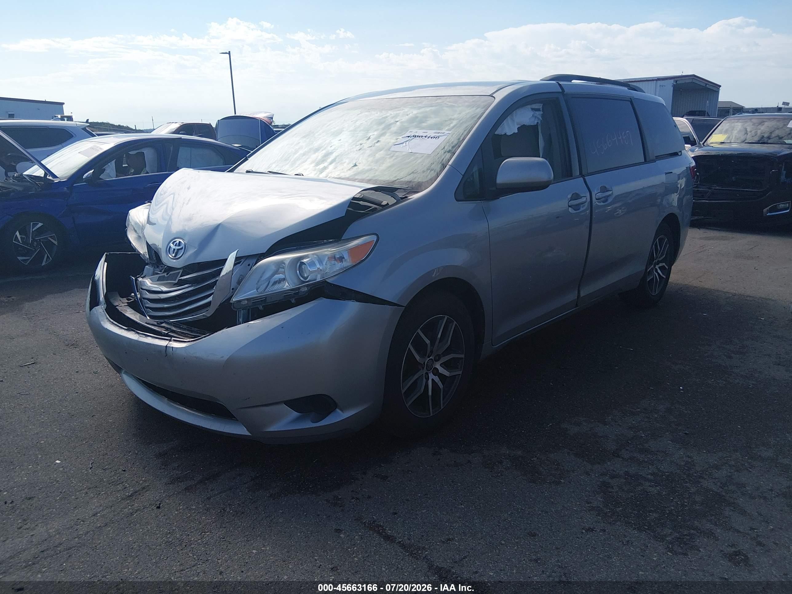 2015 Toyota Sienna Le 7 Passenger Silver vin: 5TDJK3DC2FS104273