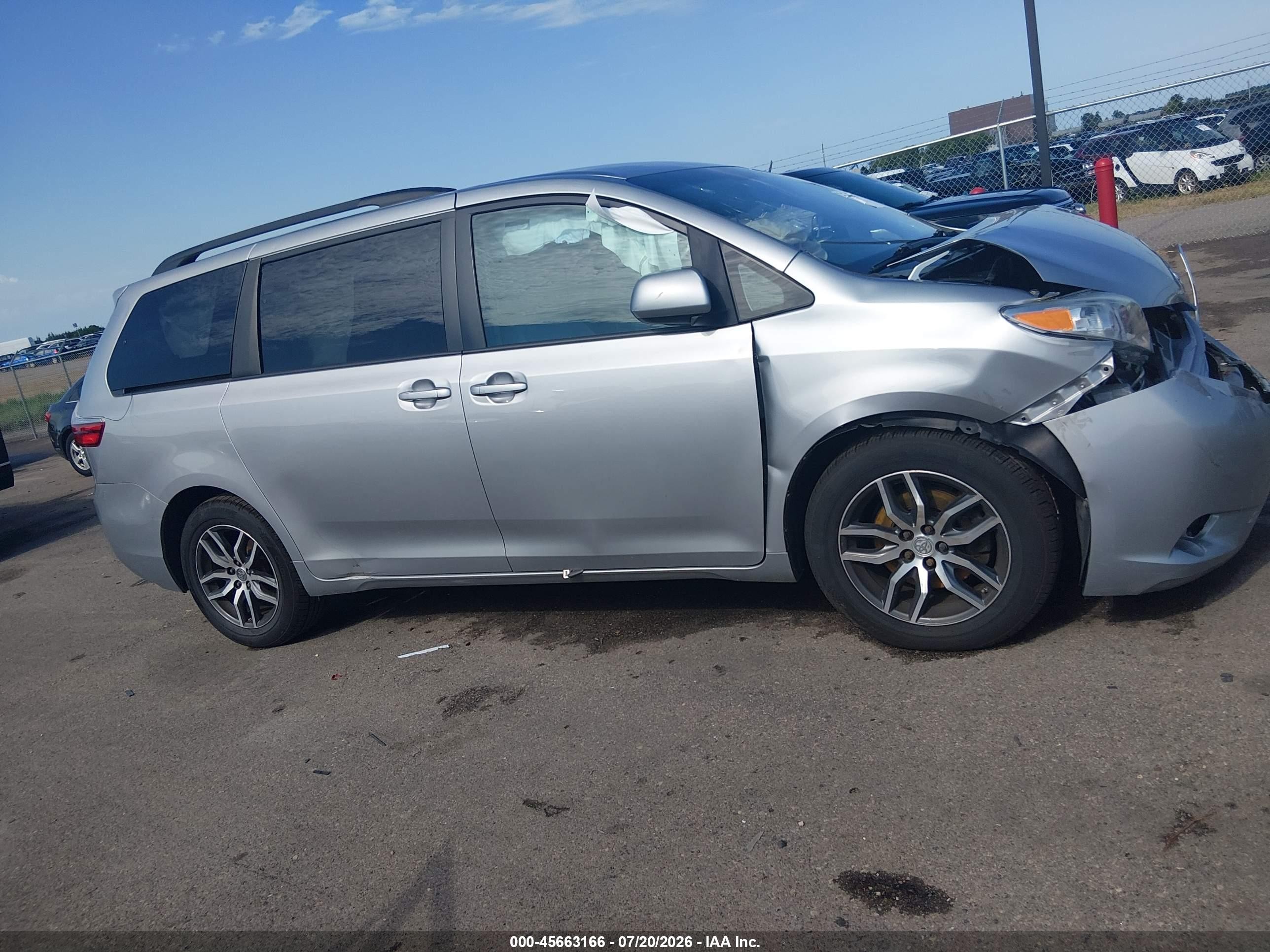 2015 Toyota Sienna Le 7 Passenger Silver vin: 5TDJK3DC2FS104273