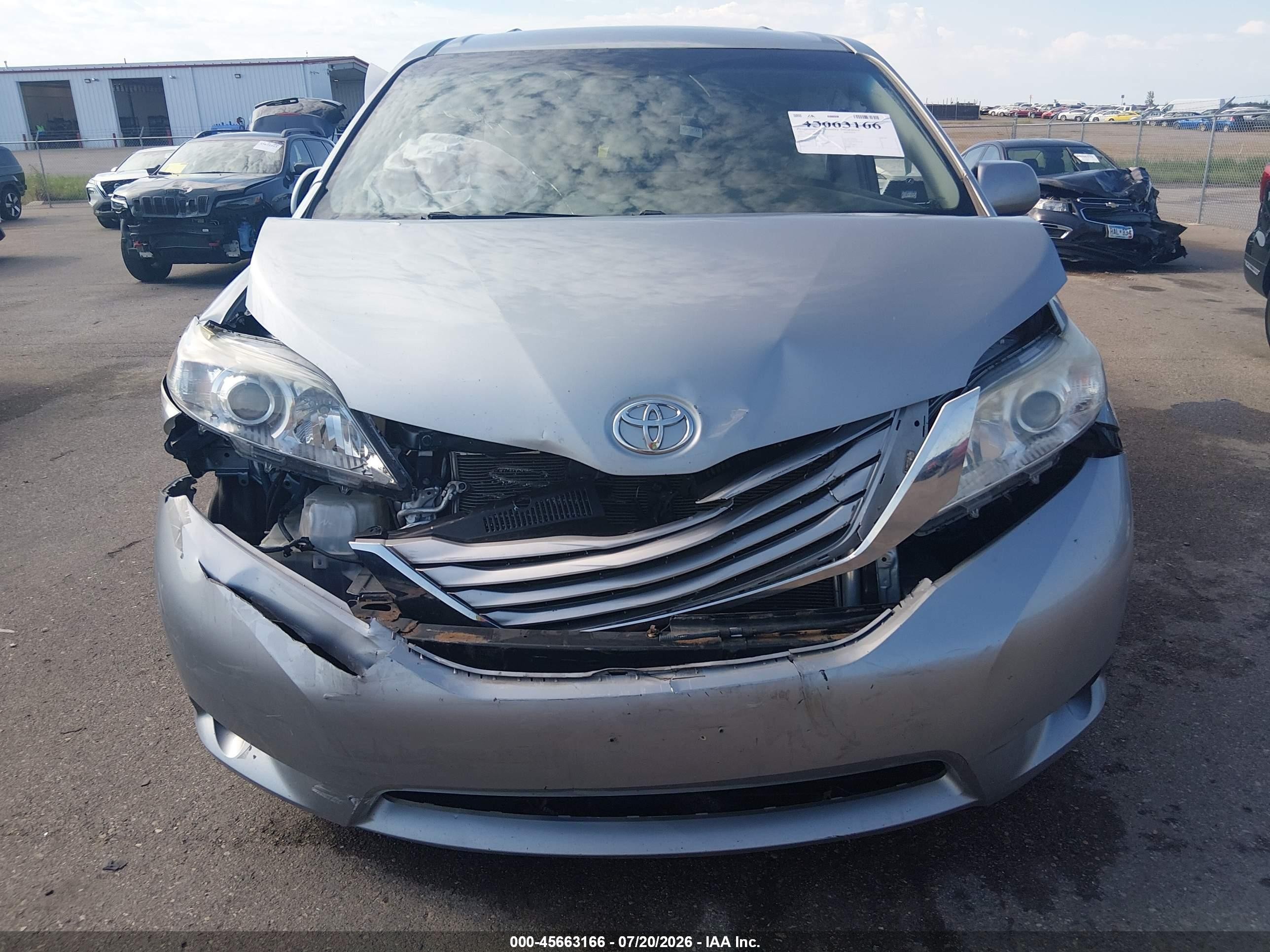 2015 Toyota Sienna Le 7 Passenger Silver vin: 5TDJK3DC2FS104273
