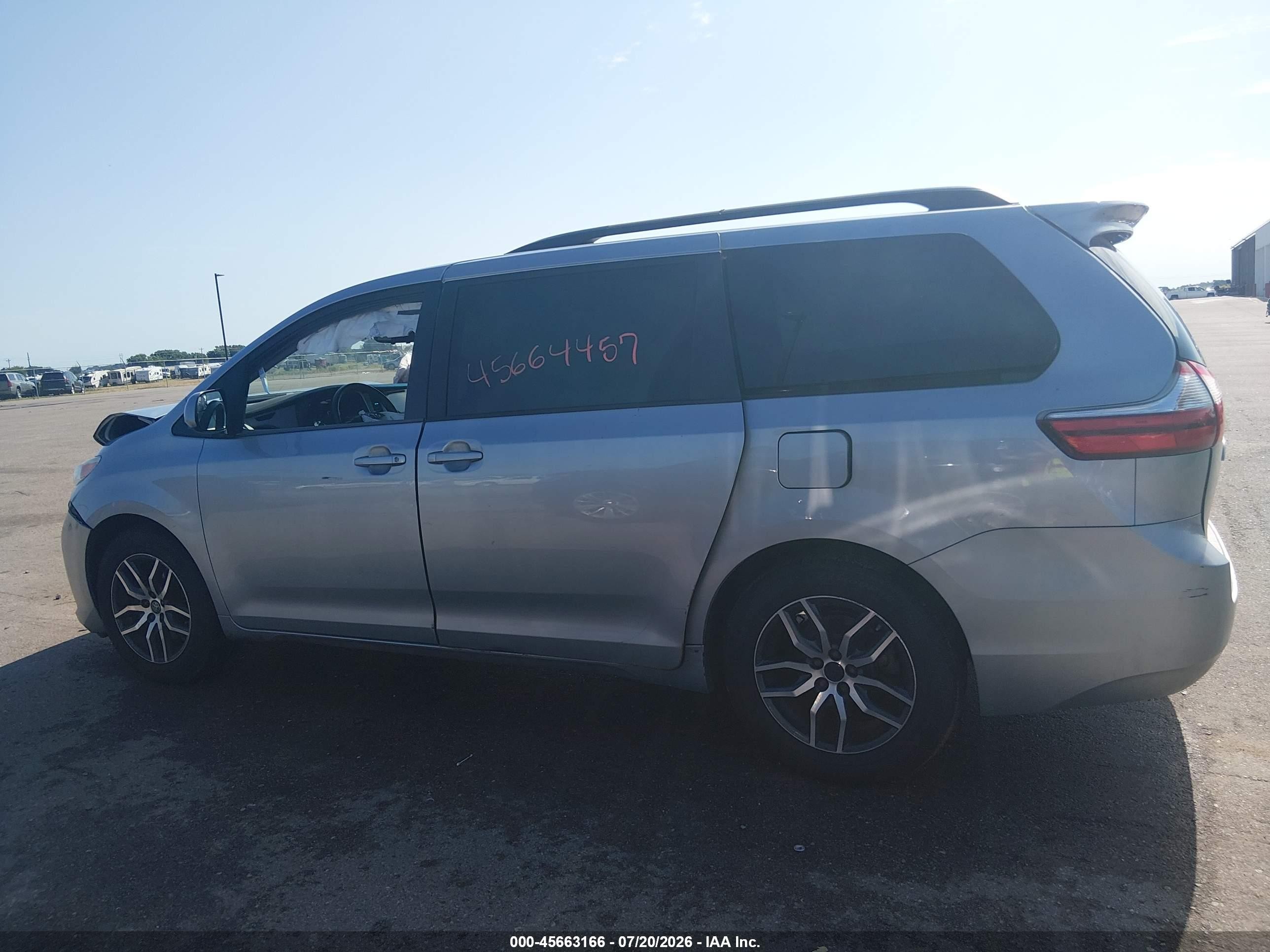 2015 Toyota Sienna Le 7 Passenger Silver vin: 5TDJK3DC2FS104273