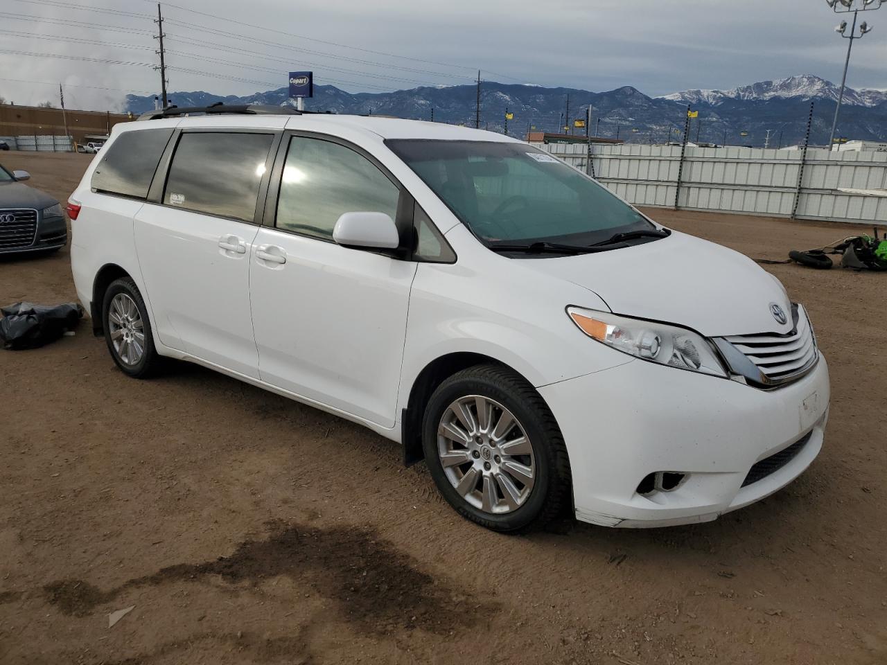 2015 Toyota Sienna Le White vin: 5TDJK3DC2FS112132