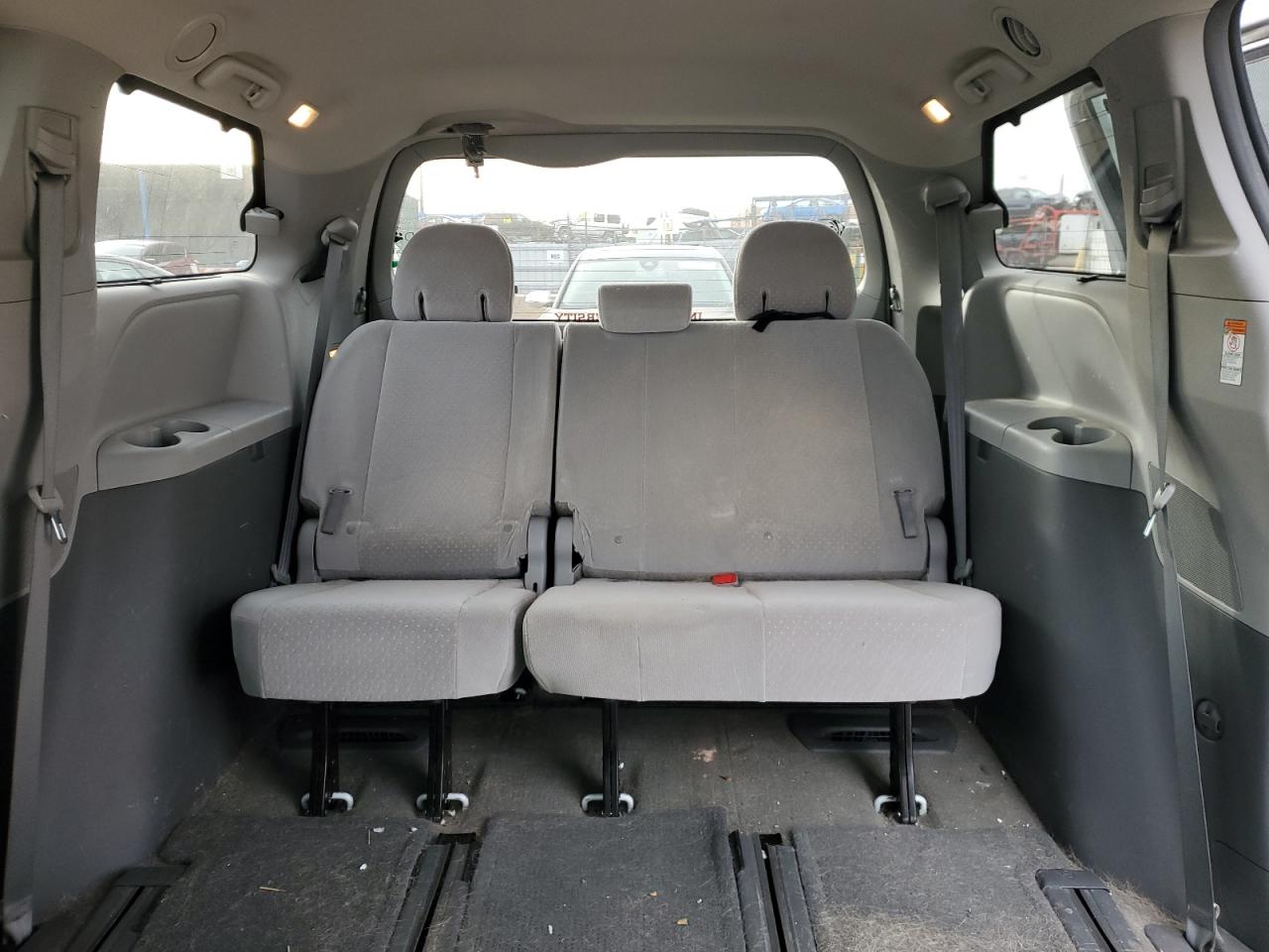 2015 Toyota Sienna Le White vin: 5TDJK3DC2FS112132