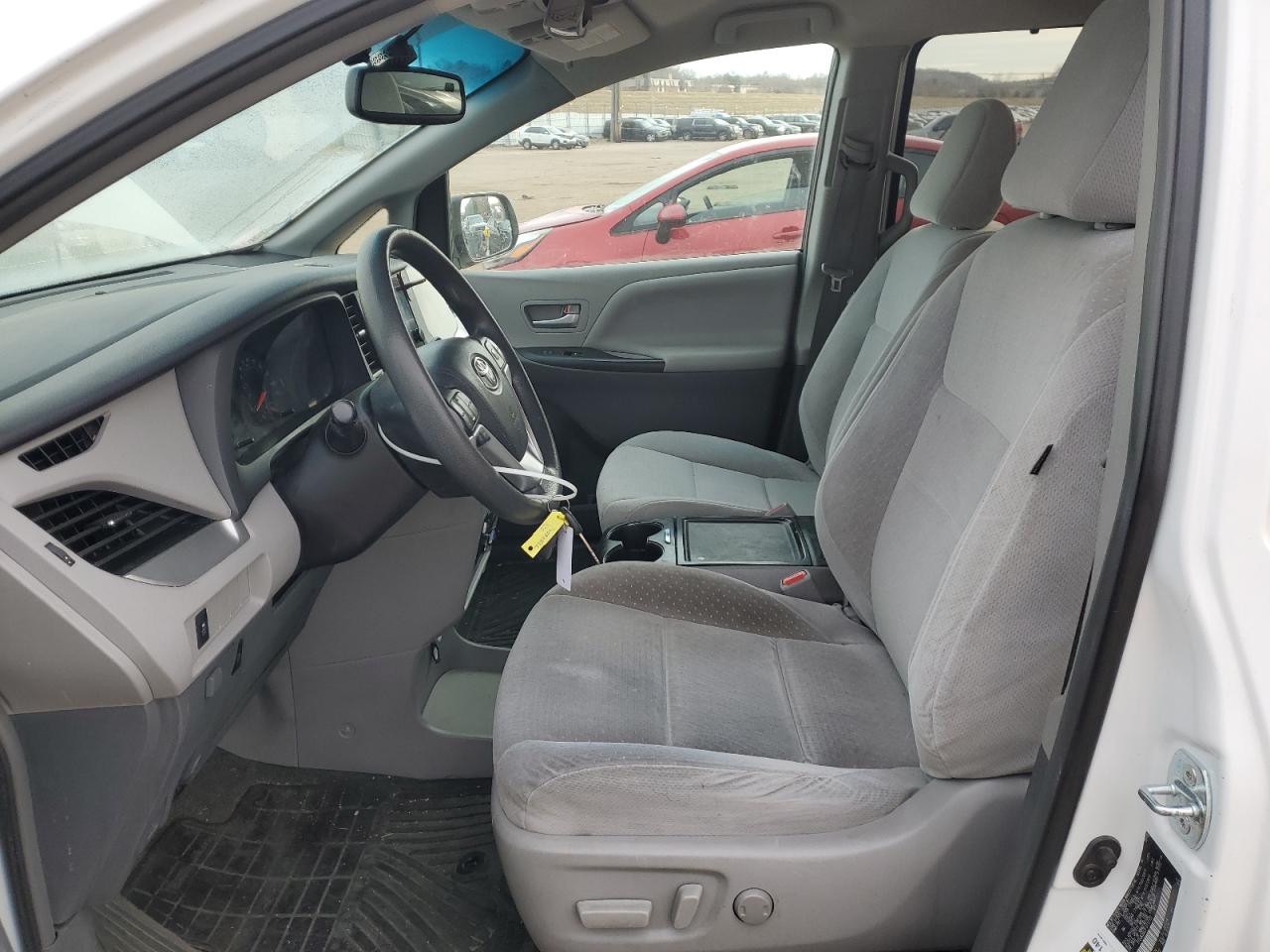 2015 Toyota Sienna Le White vin: 5TDJK3DC2FS112132