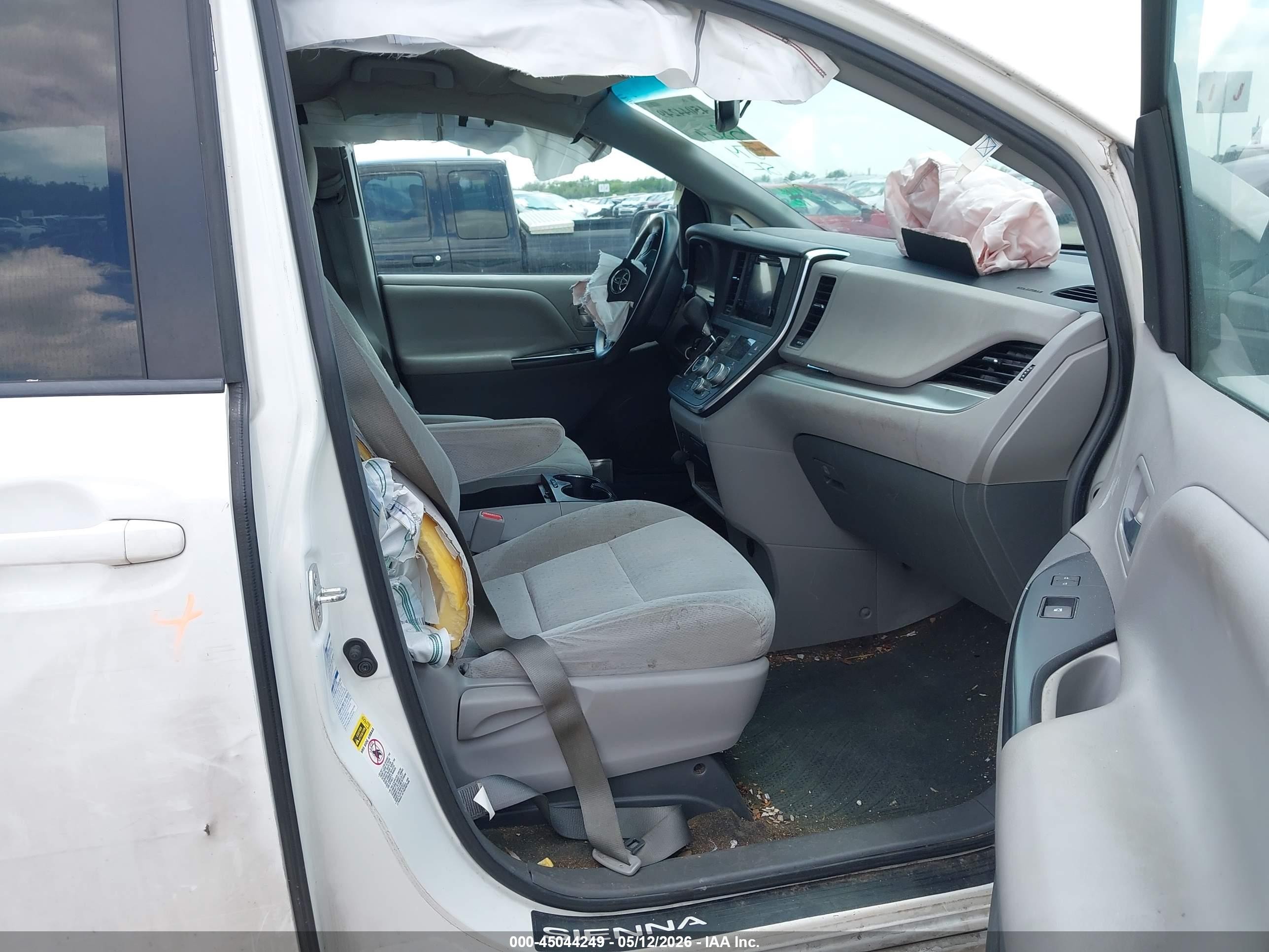 2015 Toyota Sienna Le 7 Passenger White vin: 5TDJK3DC2FS122286