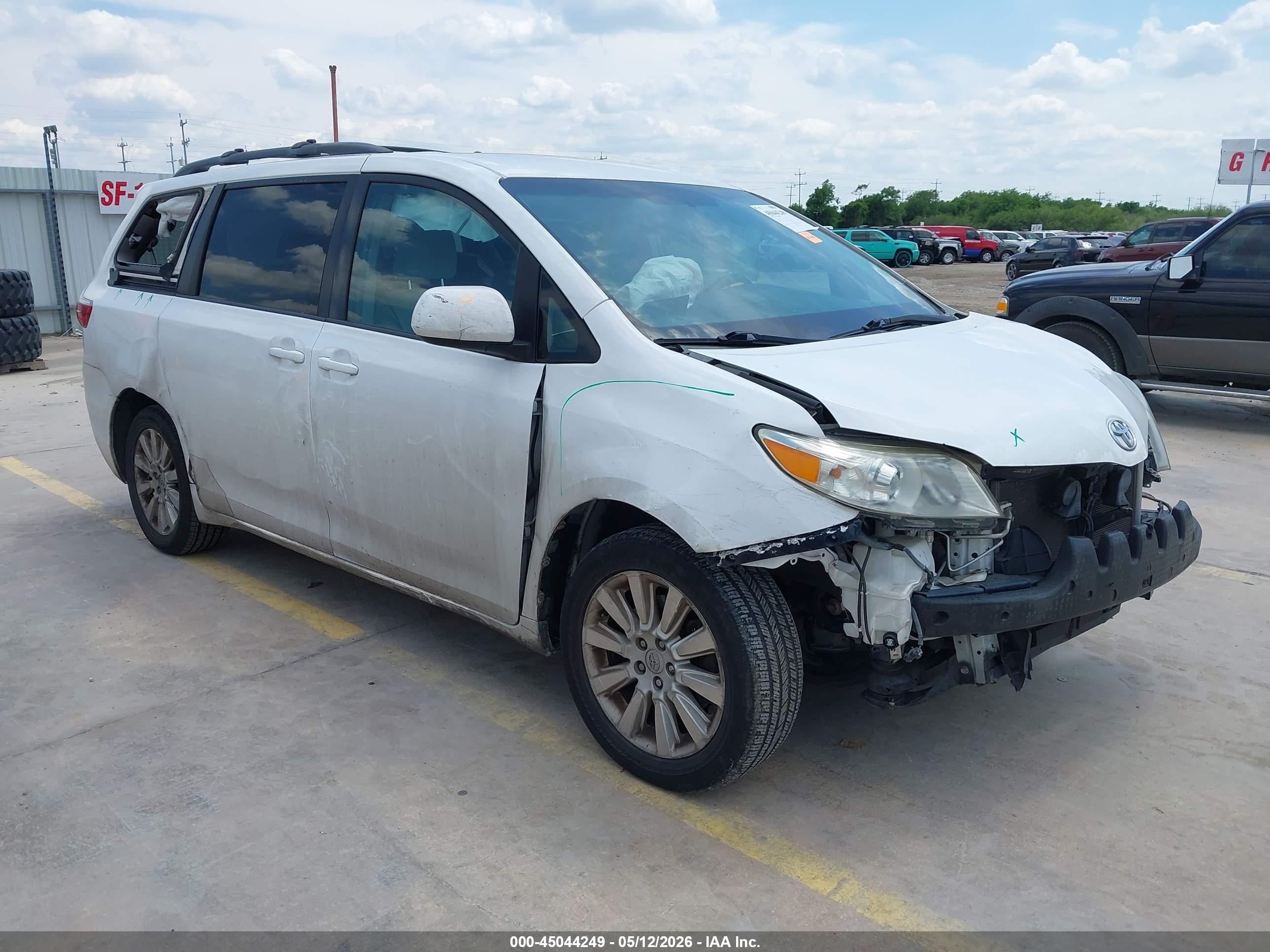 2015 Toyota Sienna Le 7 Passenger White vin: 5TDJK3DC2FS122286