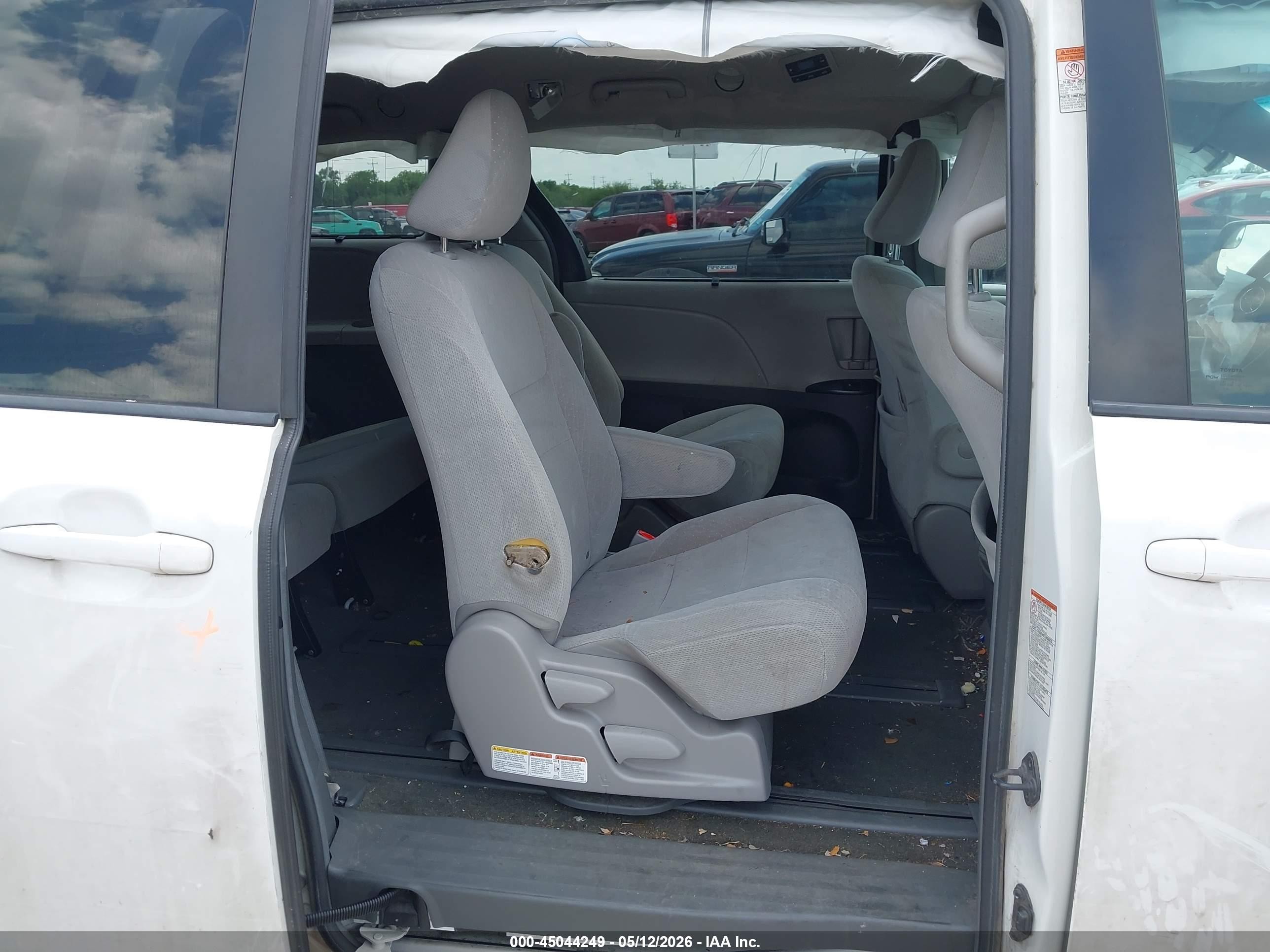 2015 Toyota Sienna Le 7 Passenger White vin: 5TDJK3DC2FS122286
