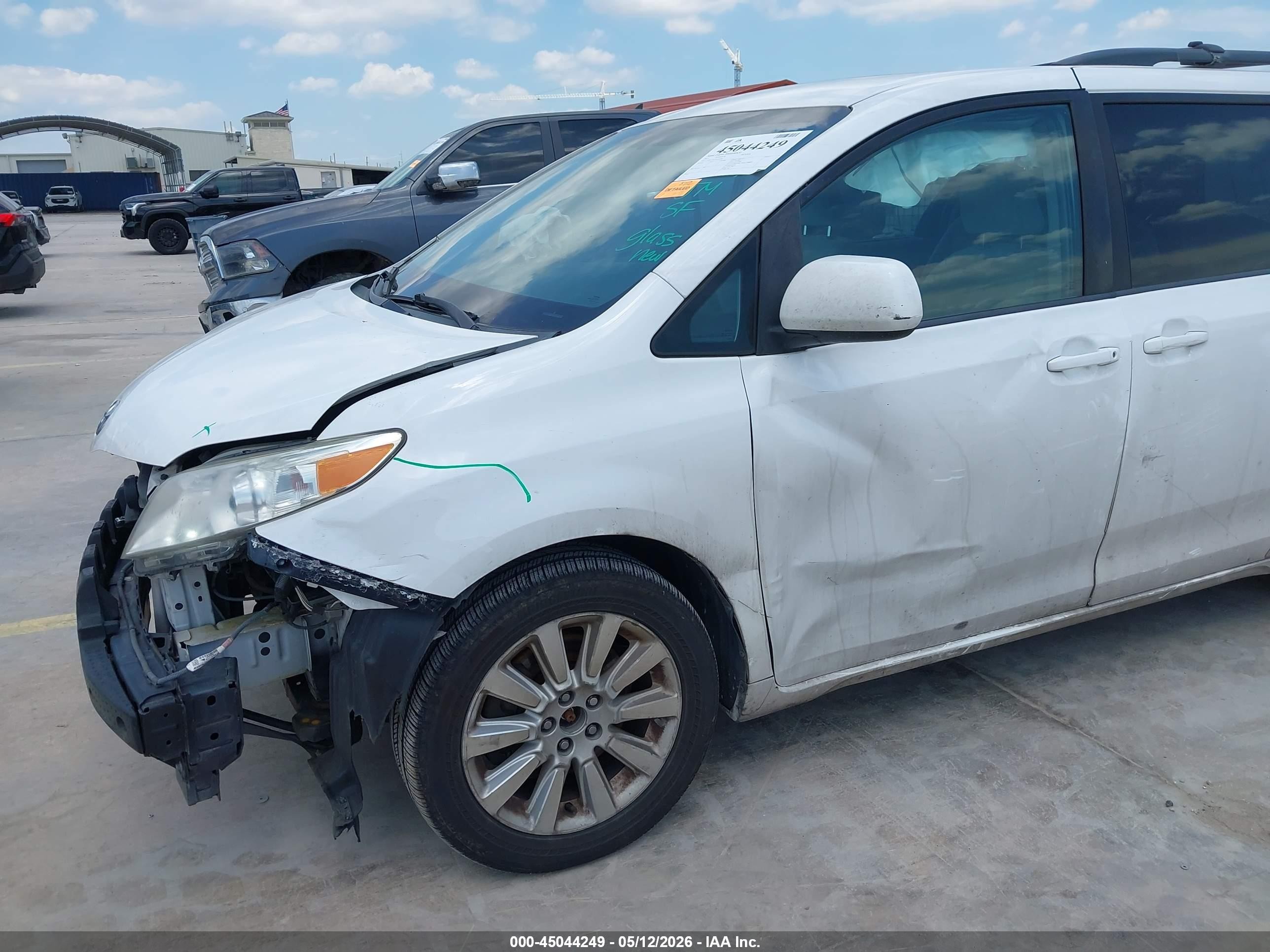 2015 Toyota Sienna Le 7 Passenger White vin: 5TDJK3DC2FS122286
