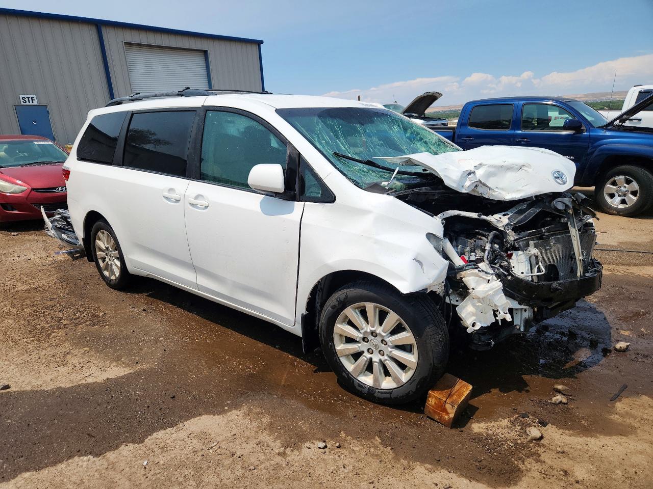 2015 Toyota Sienna Le Белый vin: 5TDJK3DC2FS125947